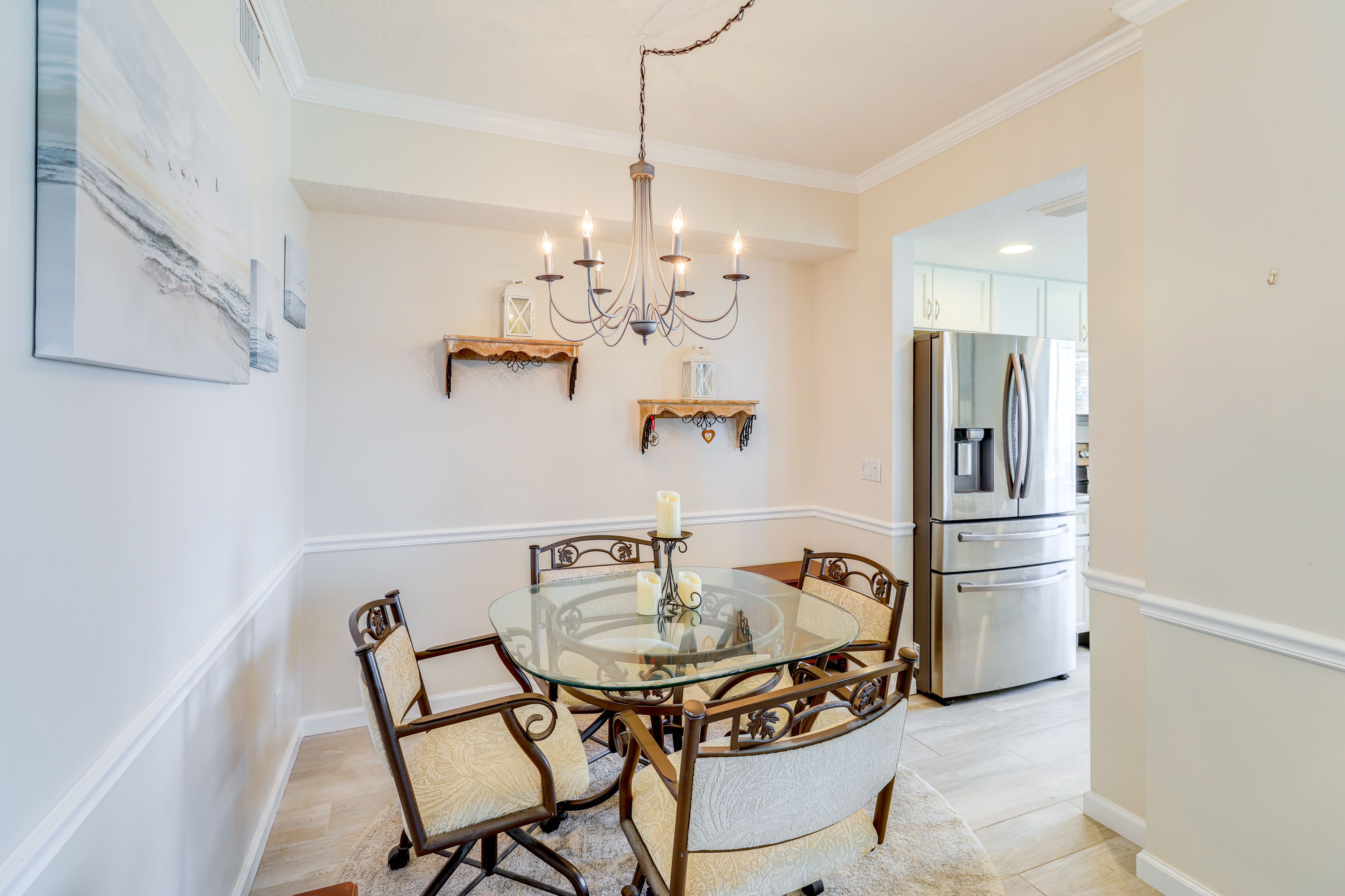 Dining Area | Dishware/Flatware Provided