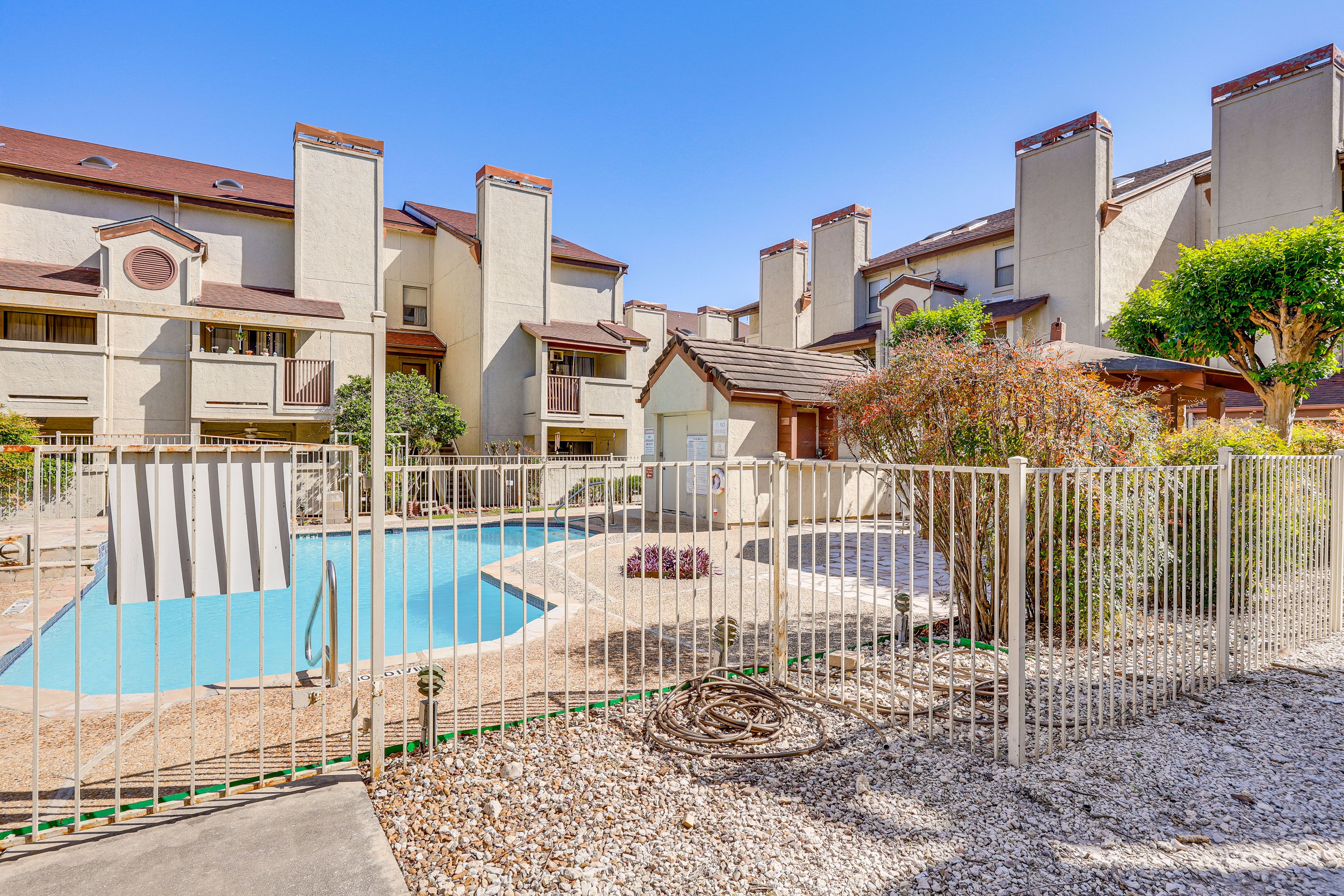 Diamond Head Condominiums | Community Outdoor Pool