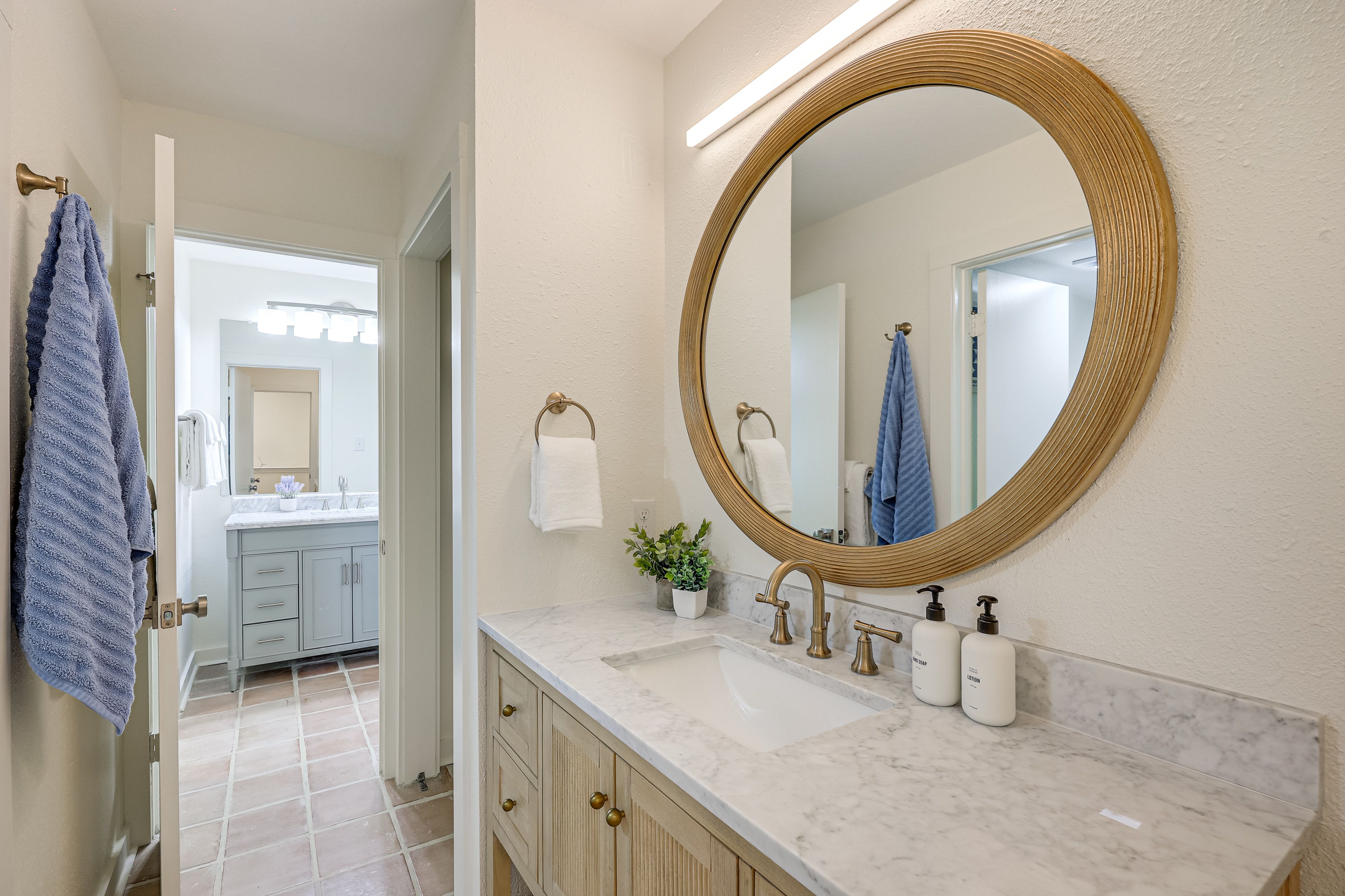 Full Bathroom | Towels Provided | 2nd Floor