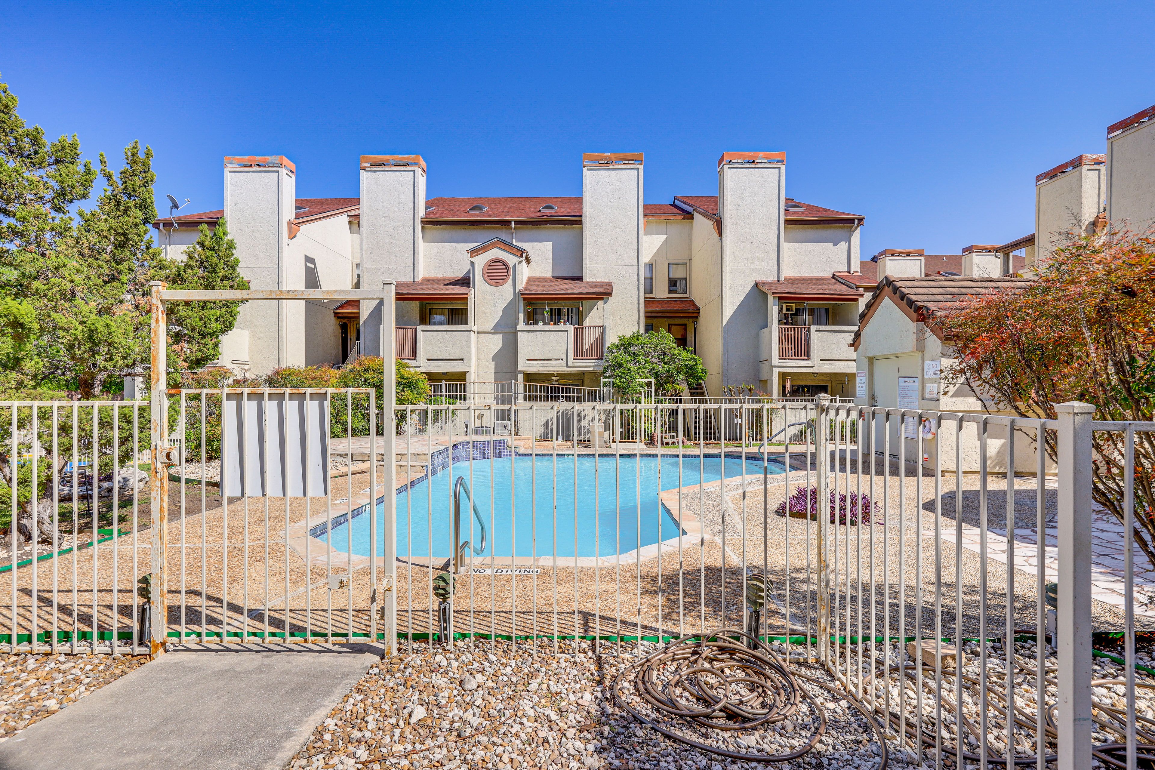 Diamond Head Condominiums | Community Pool