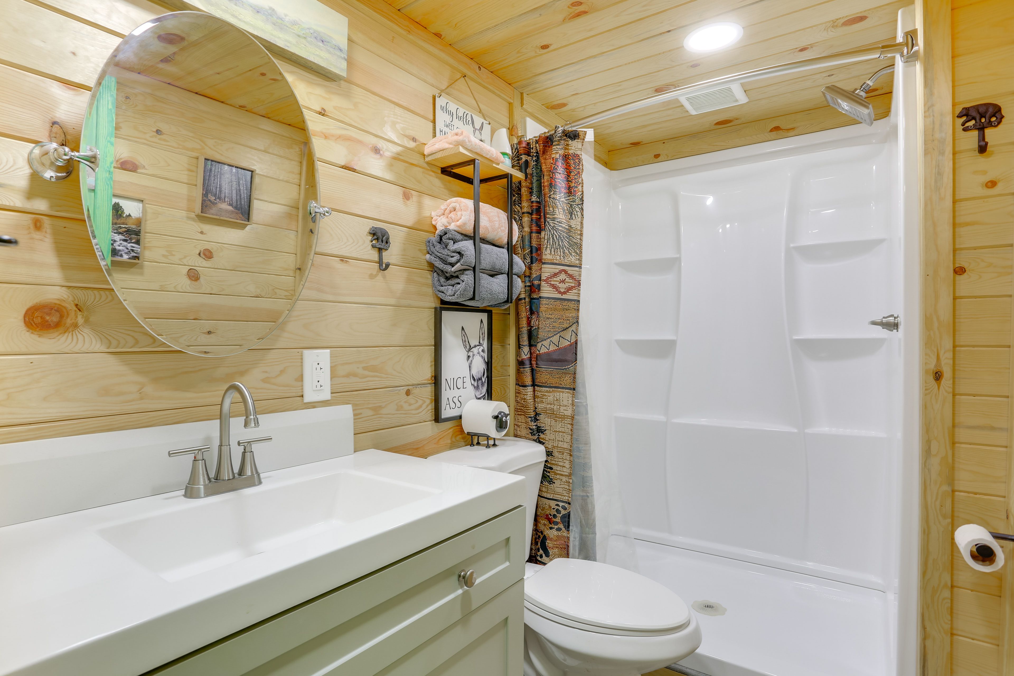 Full Bathroom | Towels Provided