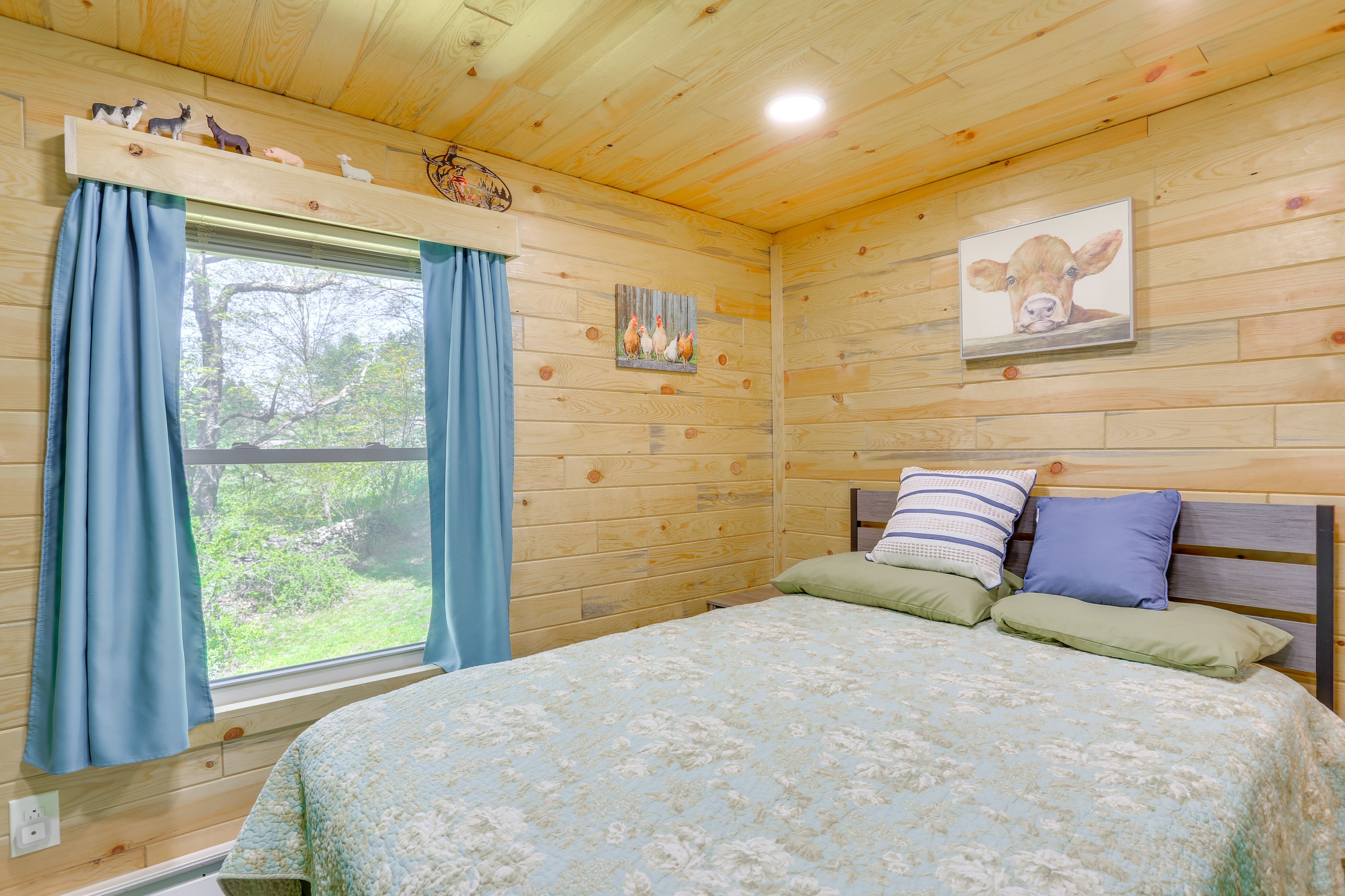 Bedroom 1 | Queen Bed | Linens Provided