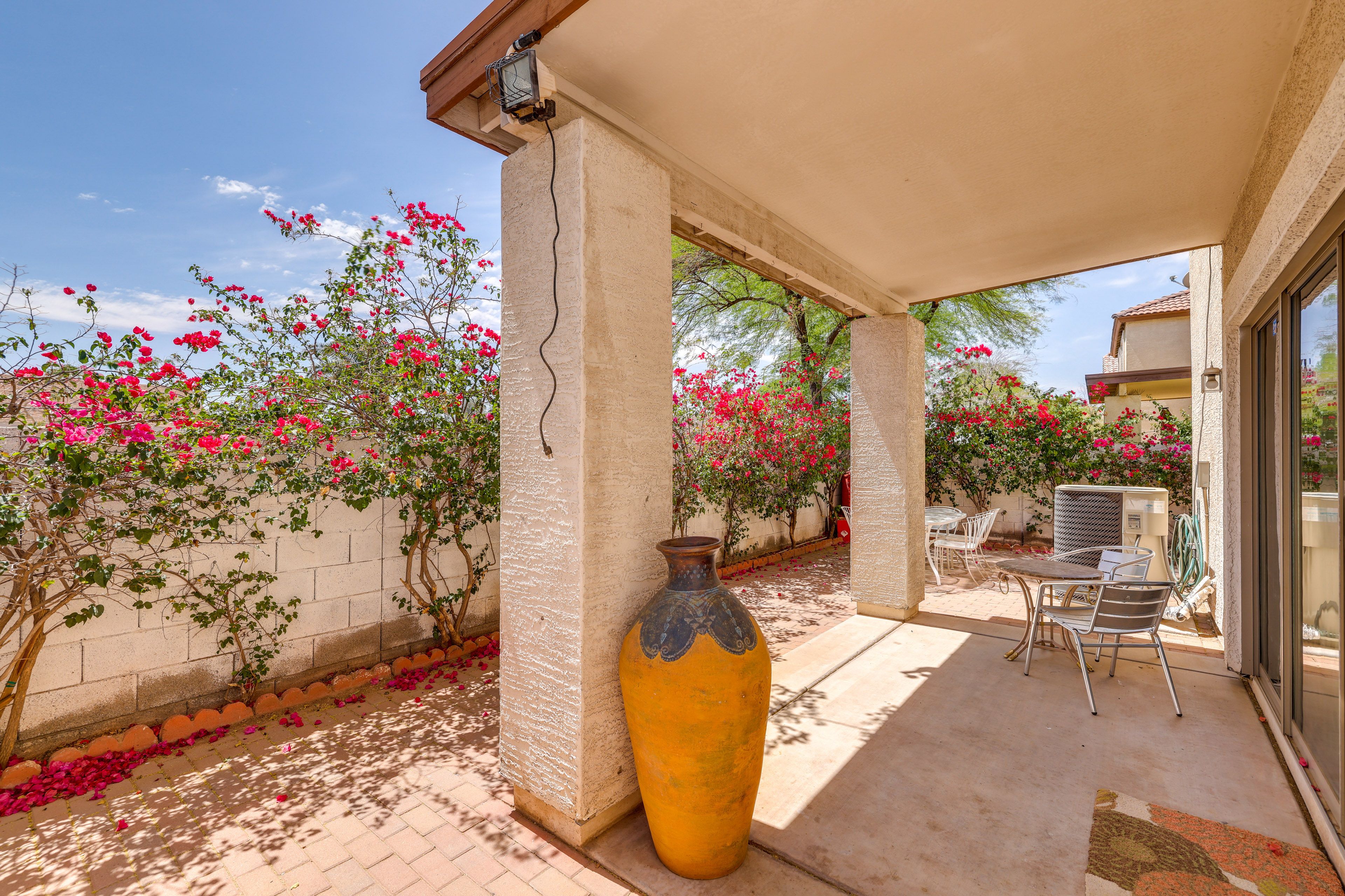 Private Patio | Self Check-In | 2 Mi to Camelback Ranch