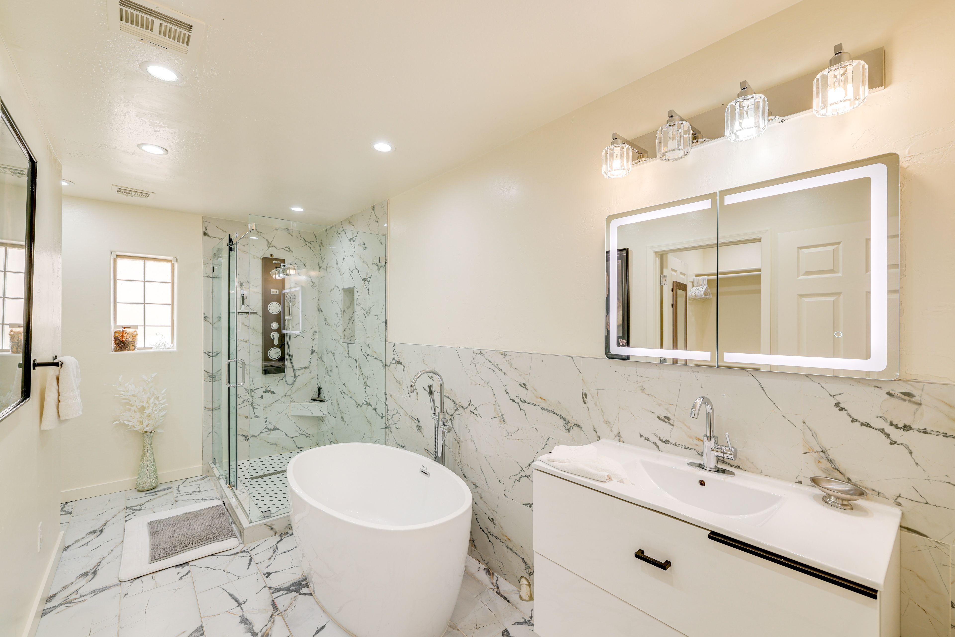 En-Suite Bathroom | 2nd Floor | Towels Provided | Complimentary Toiletries