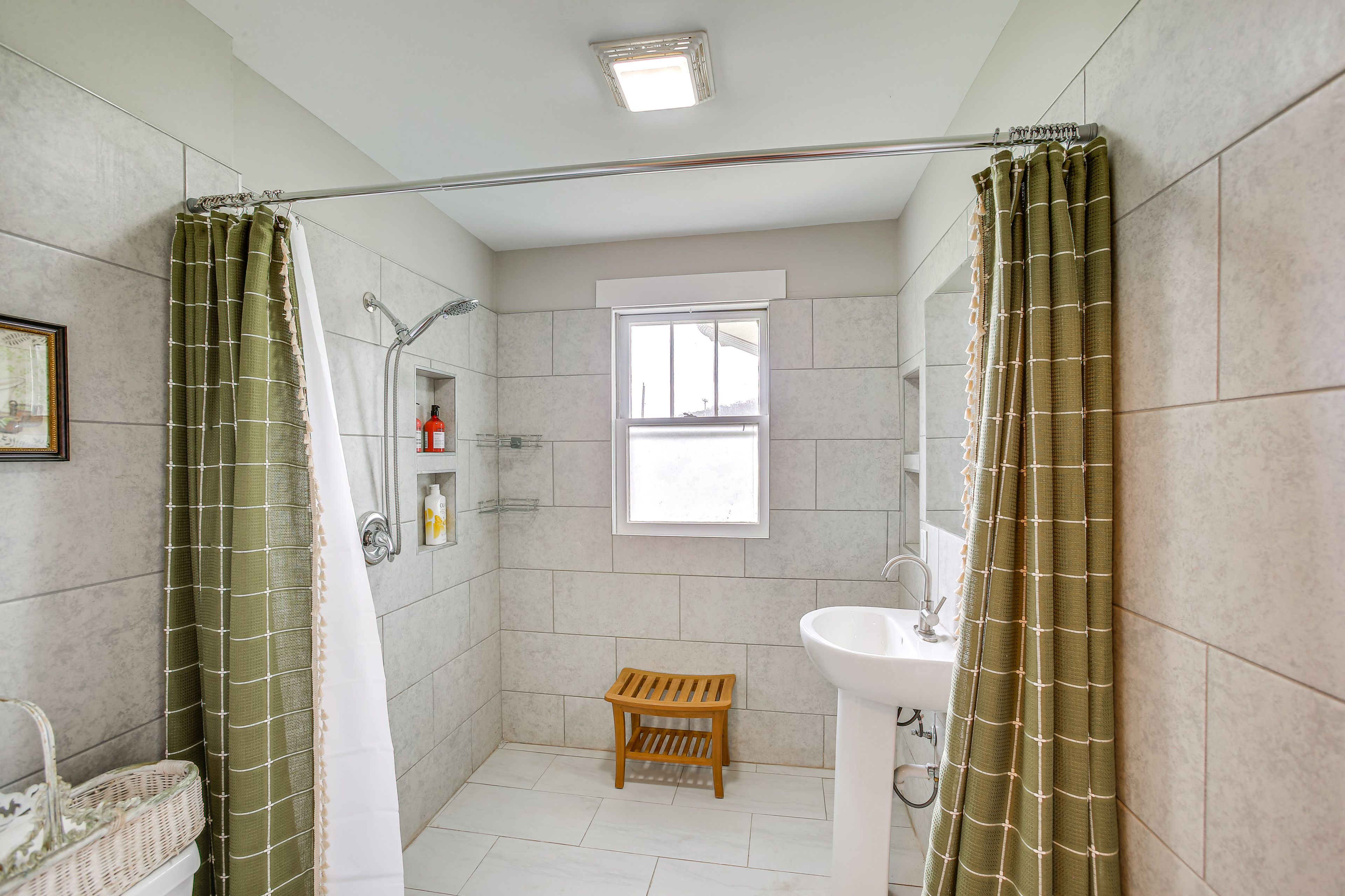 Bathroom | 2nd Floor