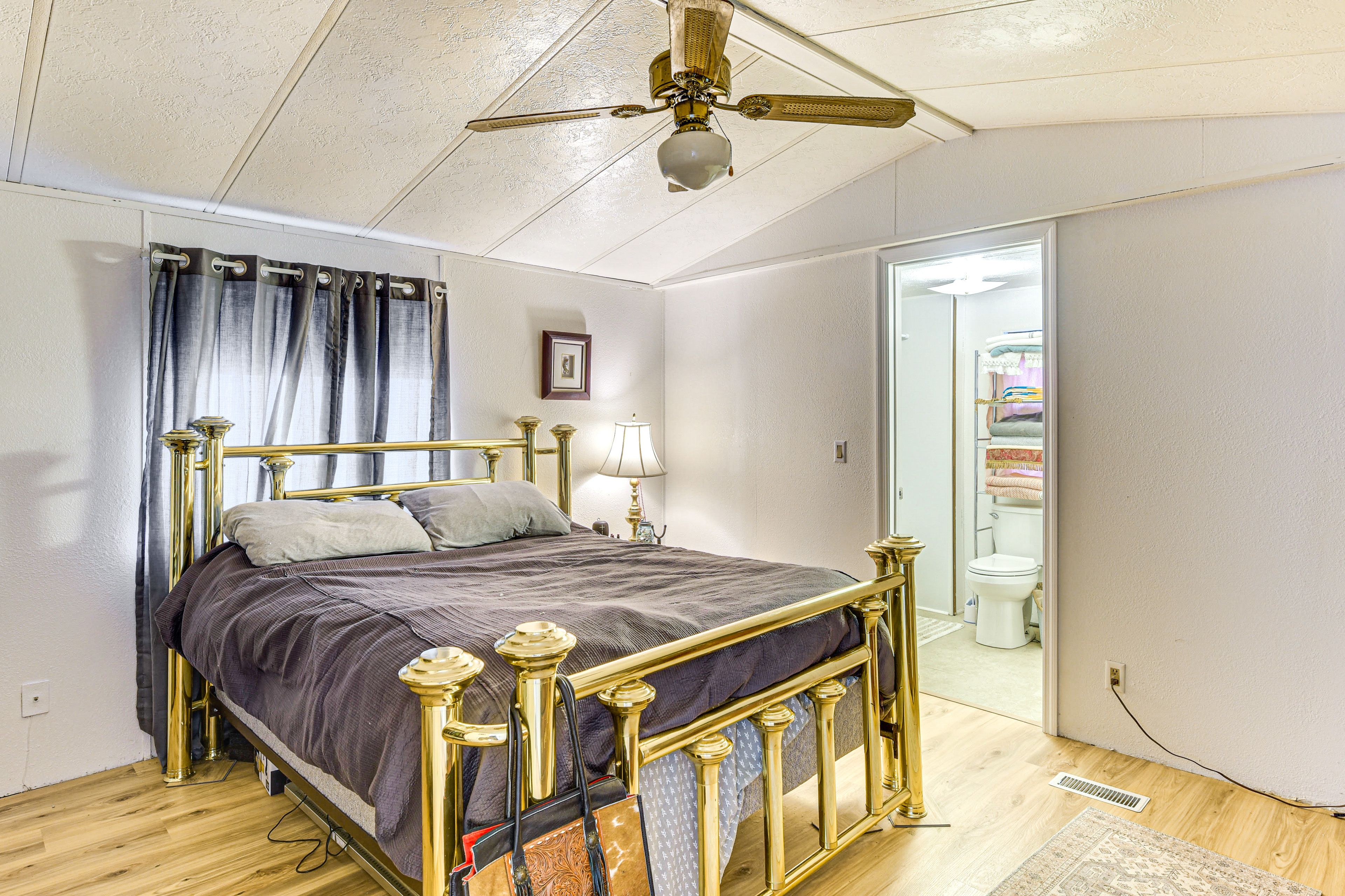 Bedroom 1 | Queen Bed | En-Suite Bathroom