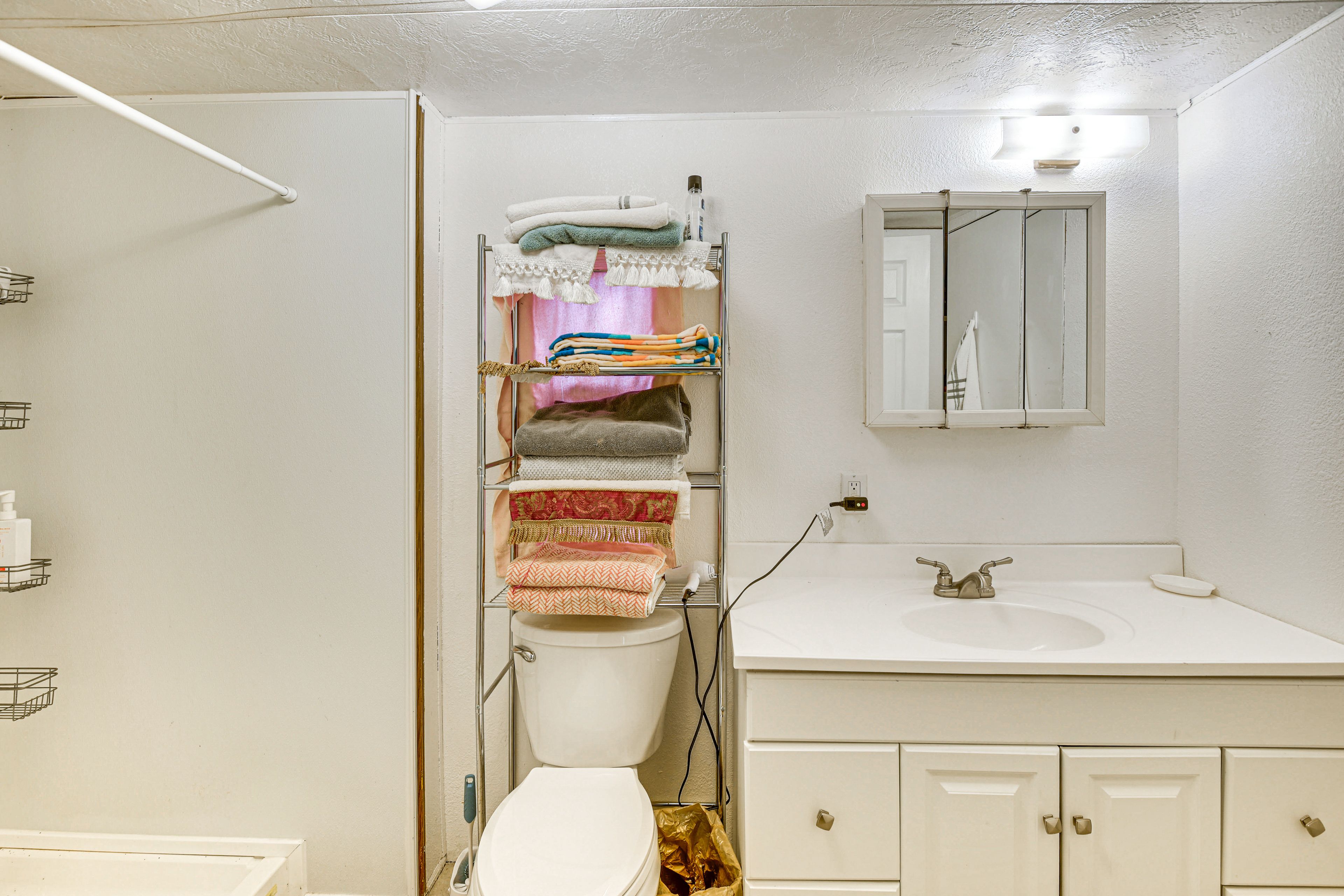 Full Bathroom | Towels Provided