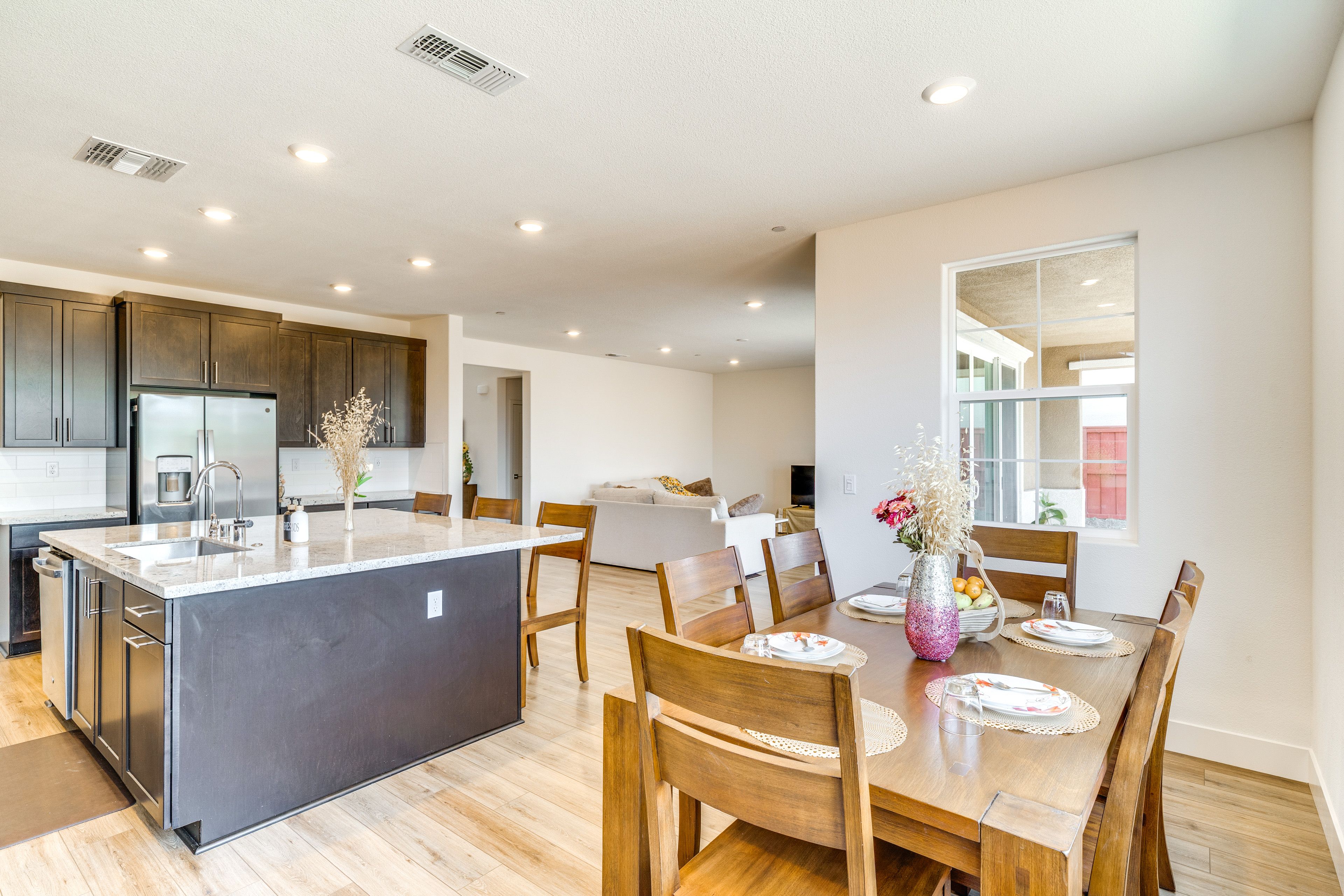 Dining Area | Dishware/Flatware Provided | 1st Floor