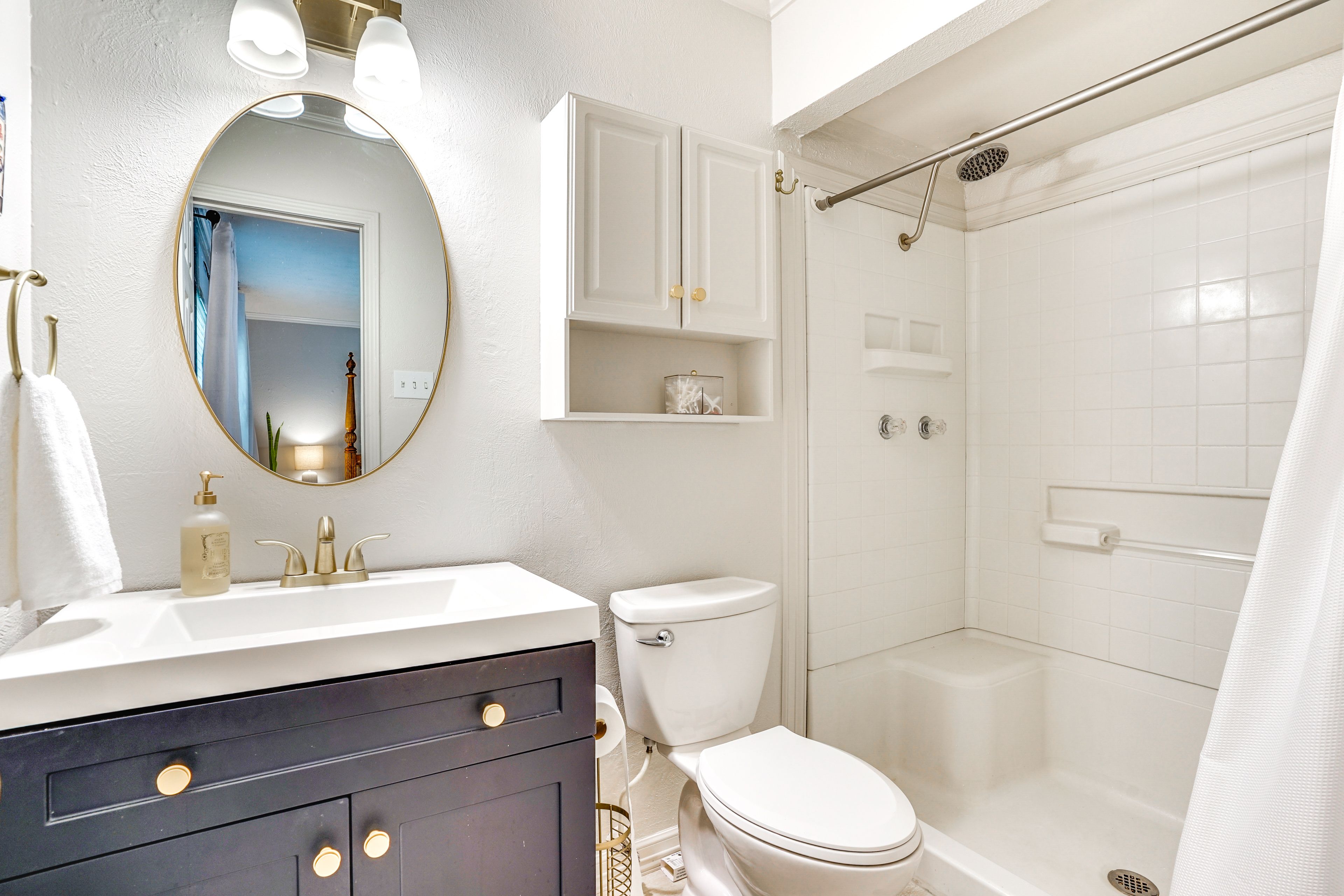 Full Bathroom | Towels Provided