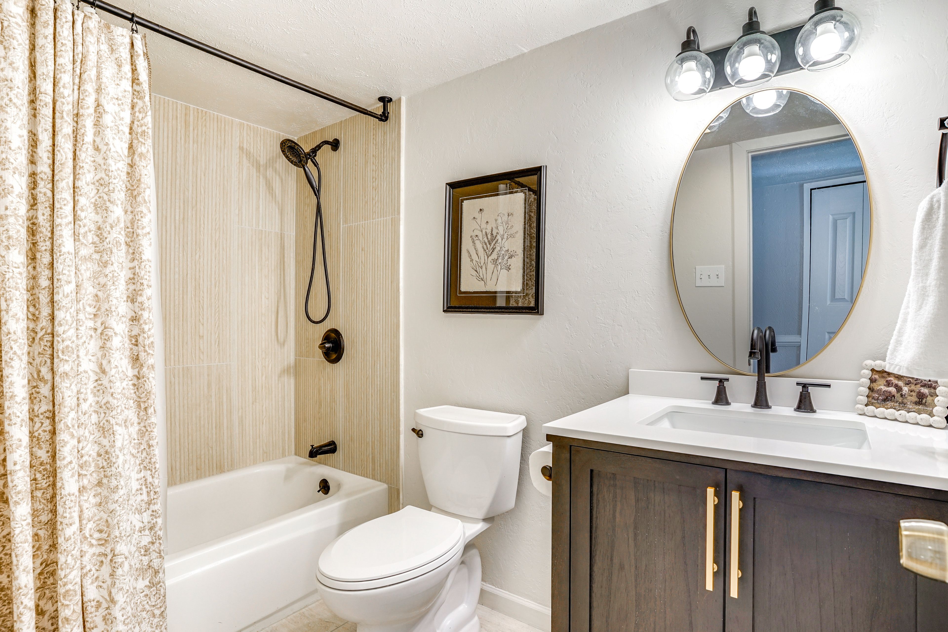Full Bathroom | Shower/Tub Combo