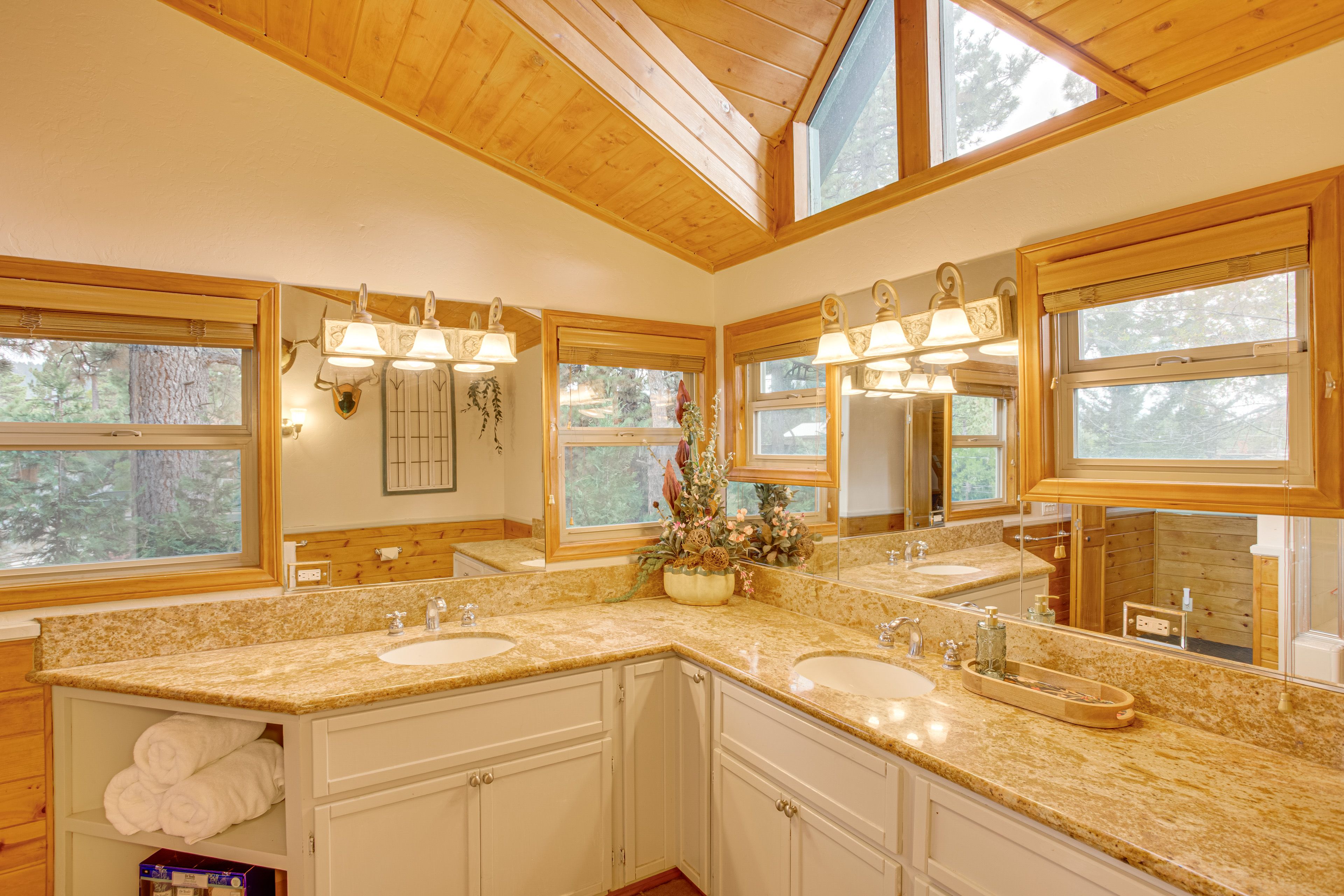 Full Bathroom | 2nd Floor | Towels Provided