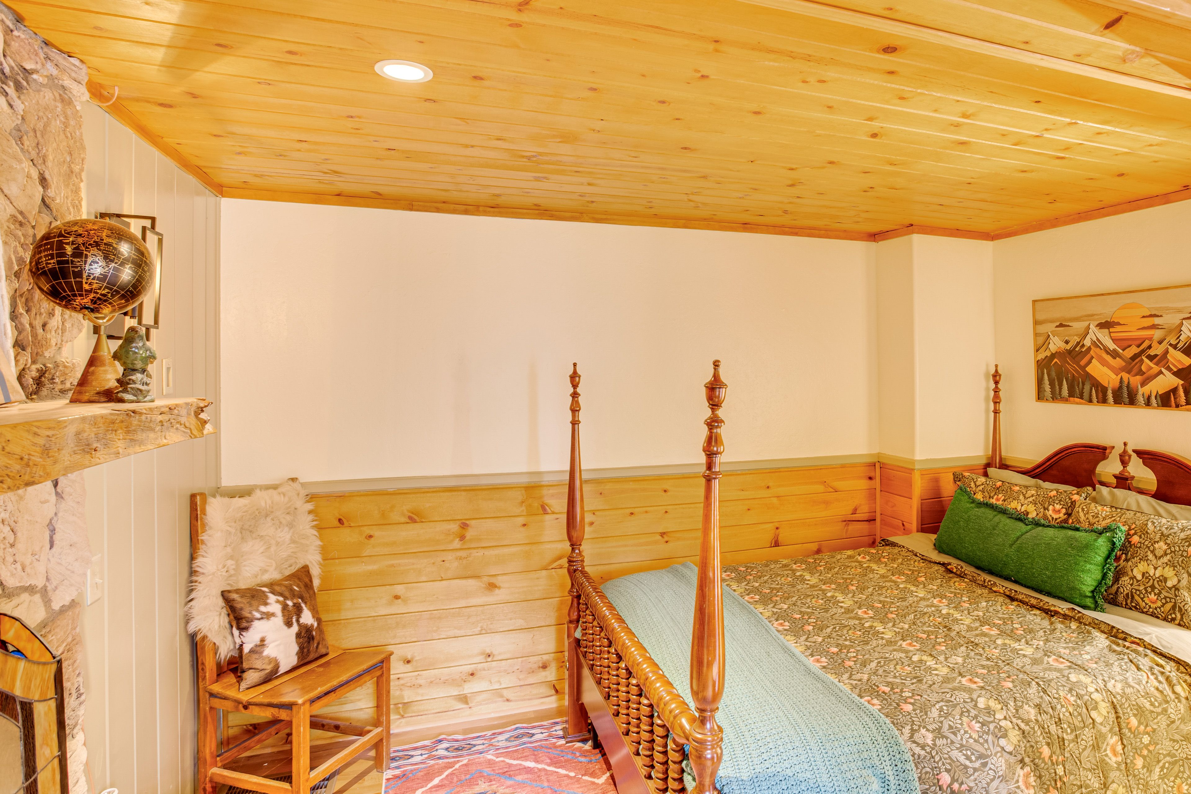 Bedroom 1 | 1st Floor | Queen Bed