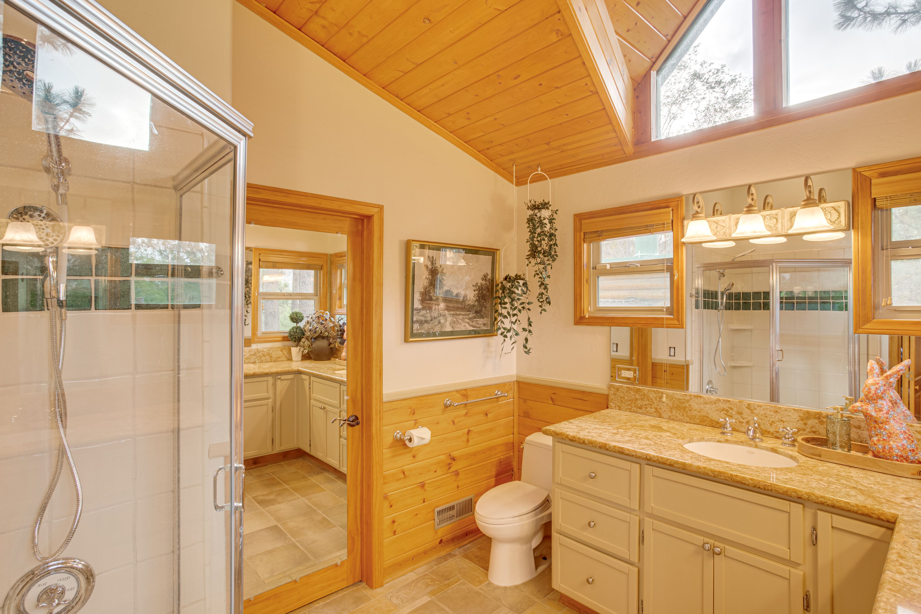 Full Bathroom | 2nd Floor | Complimentary Toiletries