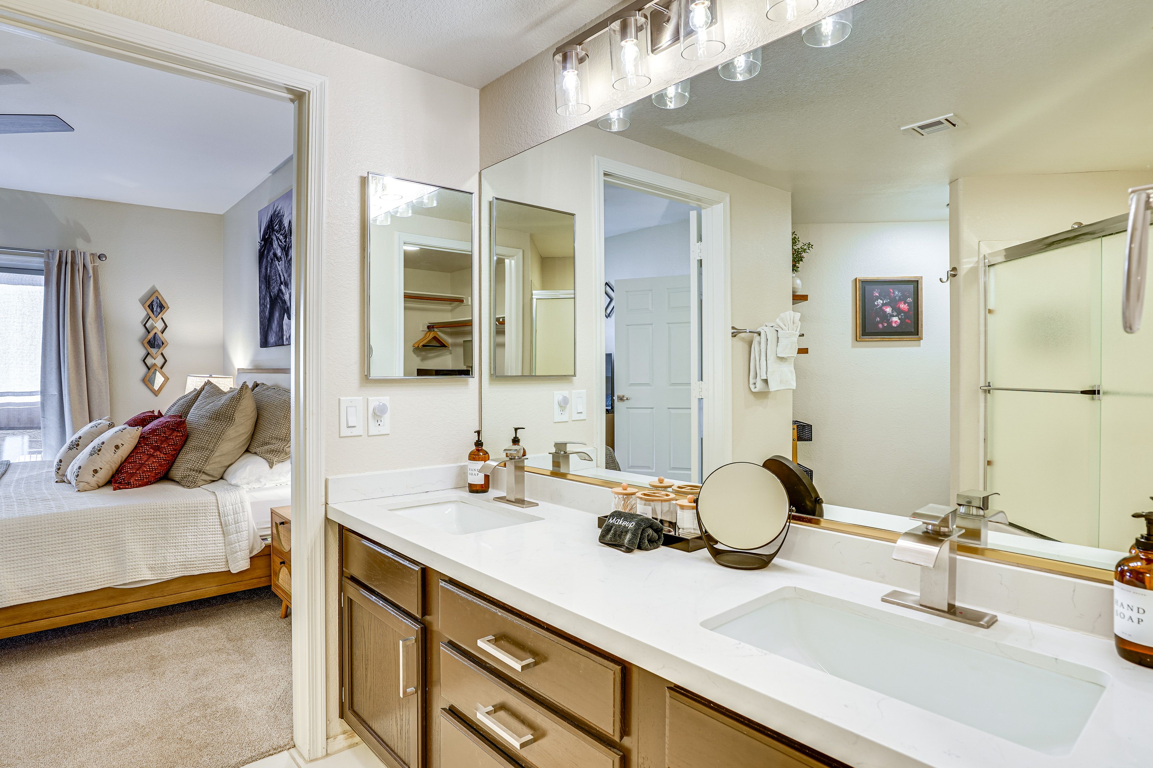 Full Bathroom | Towels Provided