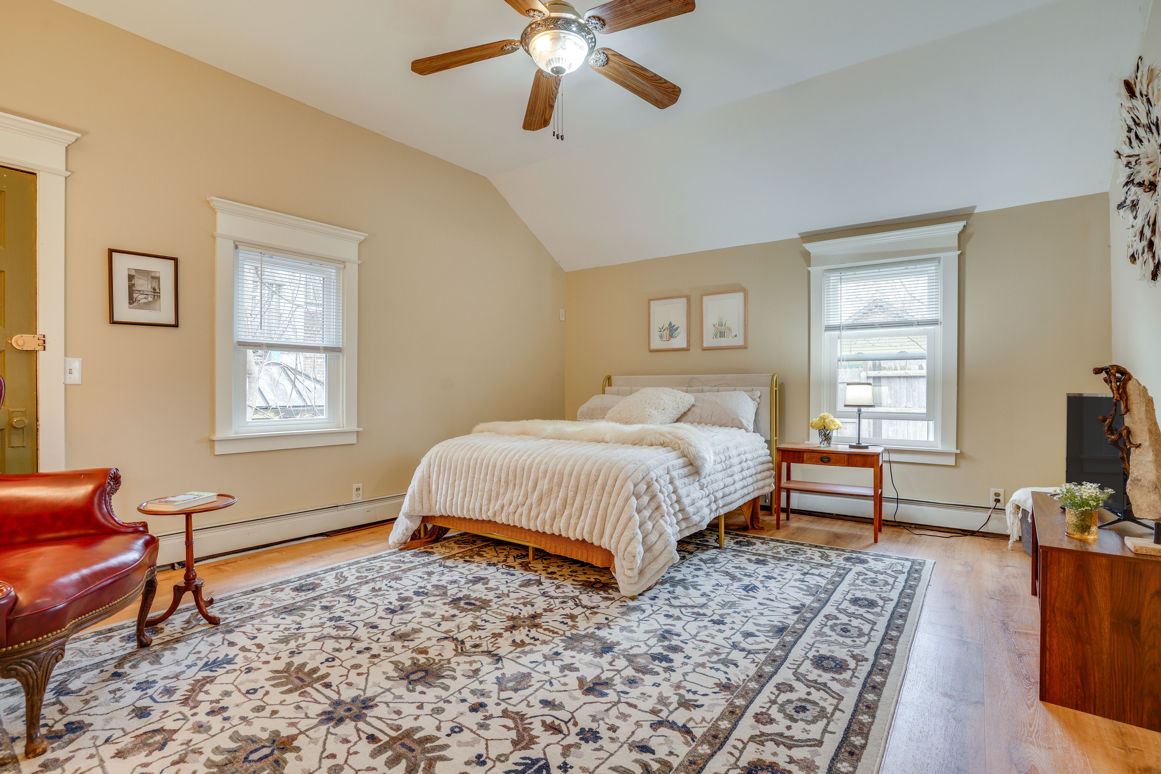 Bedroom 1 | Queen Bed | Smart TV | Main Floor