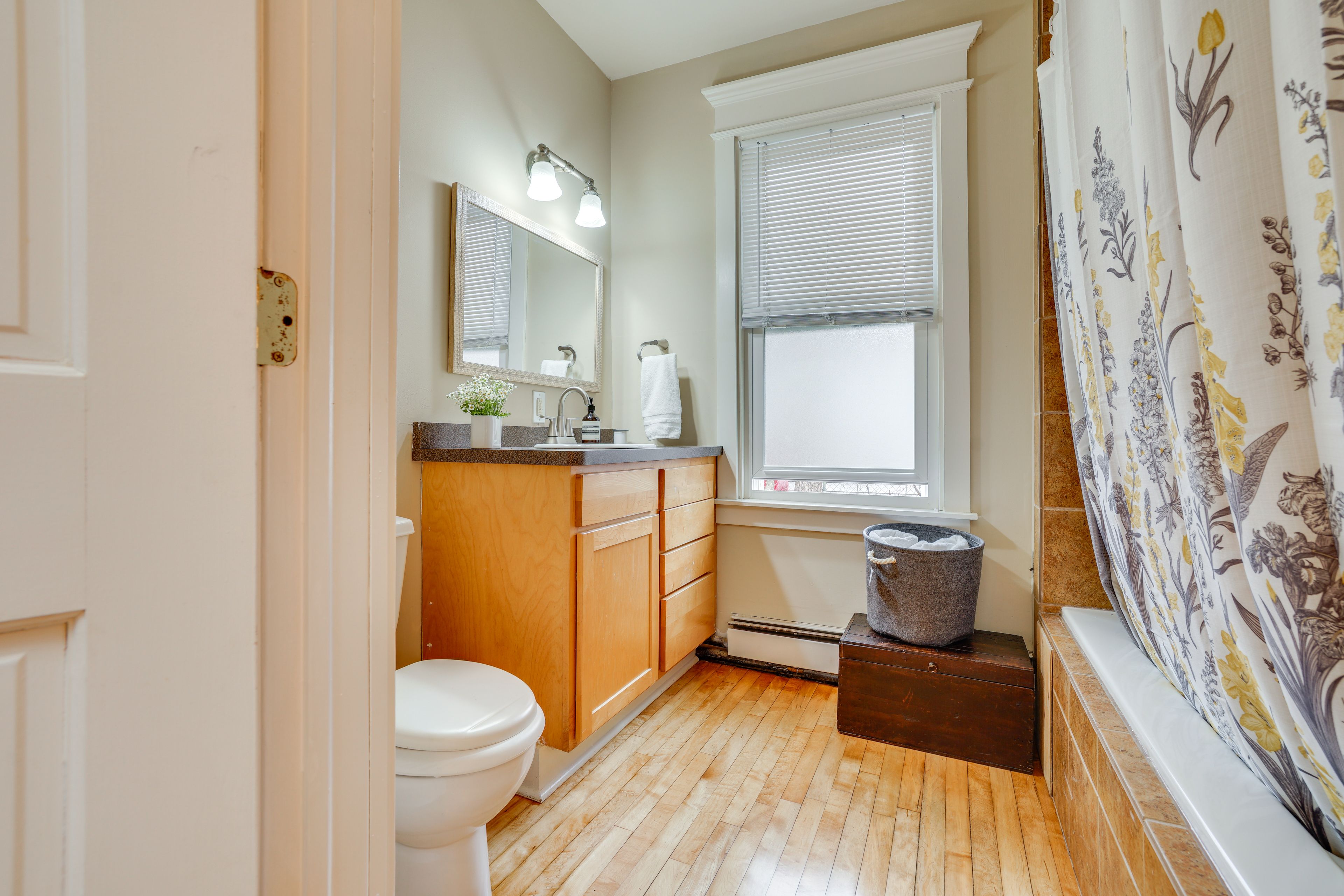 Full Bathroom | Towels Provided | Jetted Tub | Main Floor
