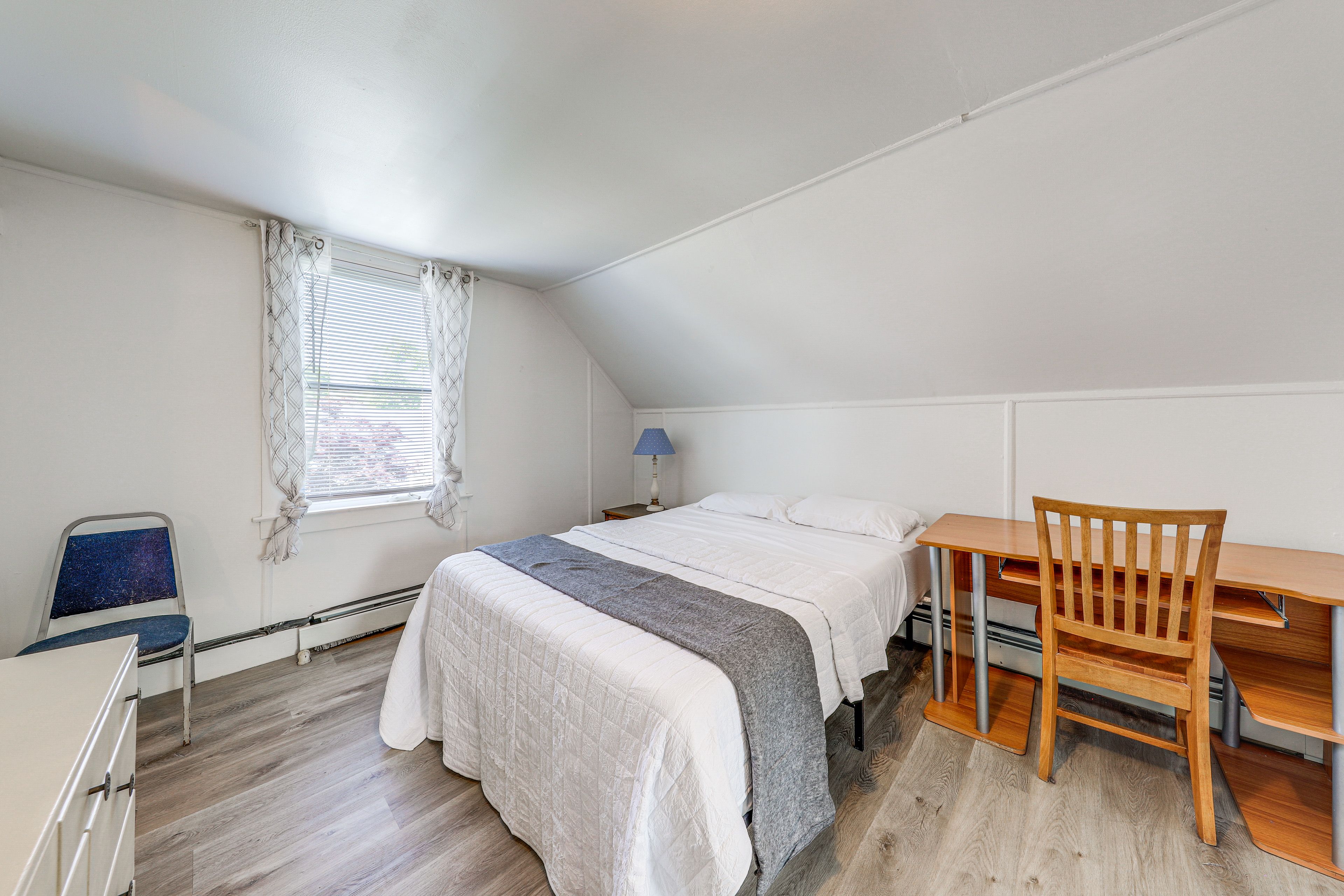 Bedroom 2 | Full Bed | Laptop Workspace | 2nd Floor