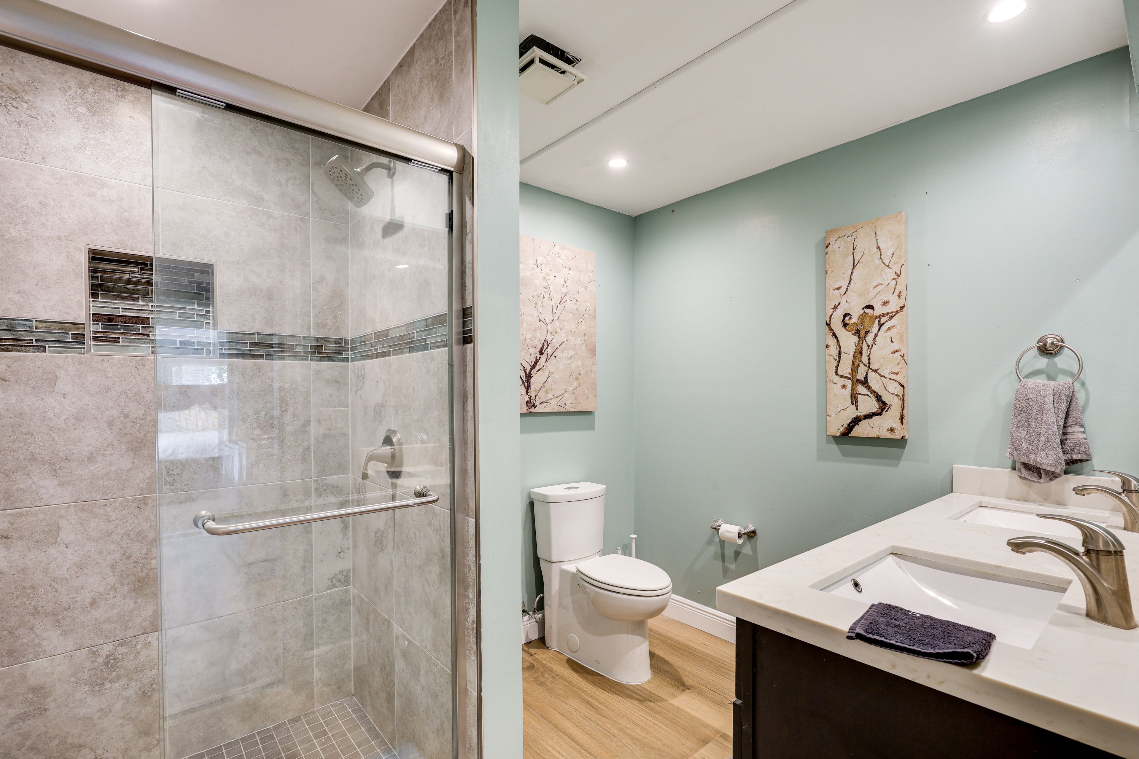 Full Bathroom | Towels Provided