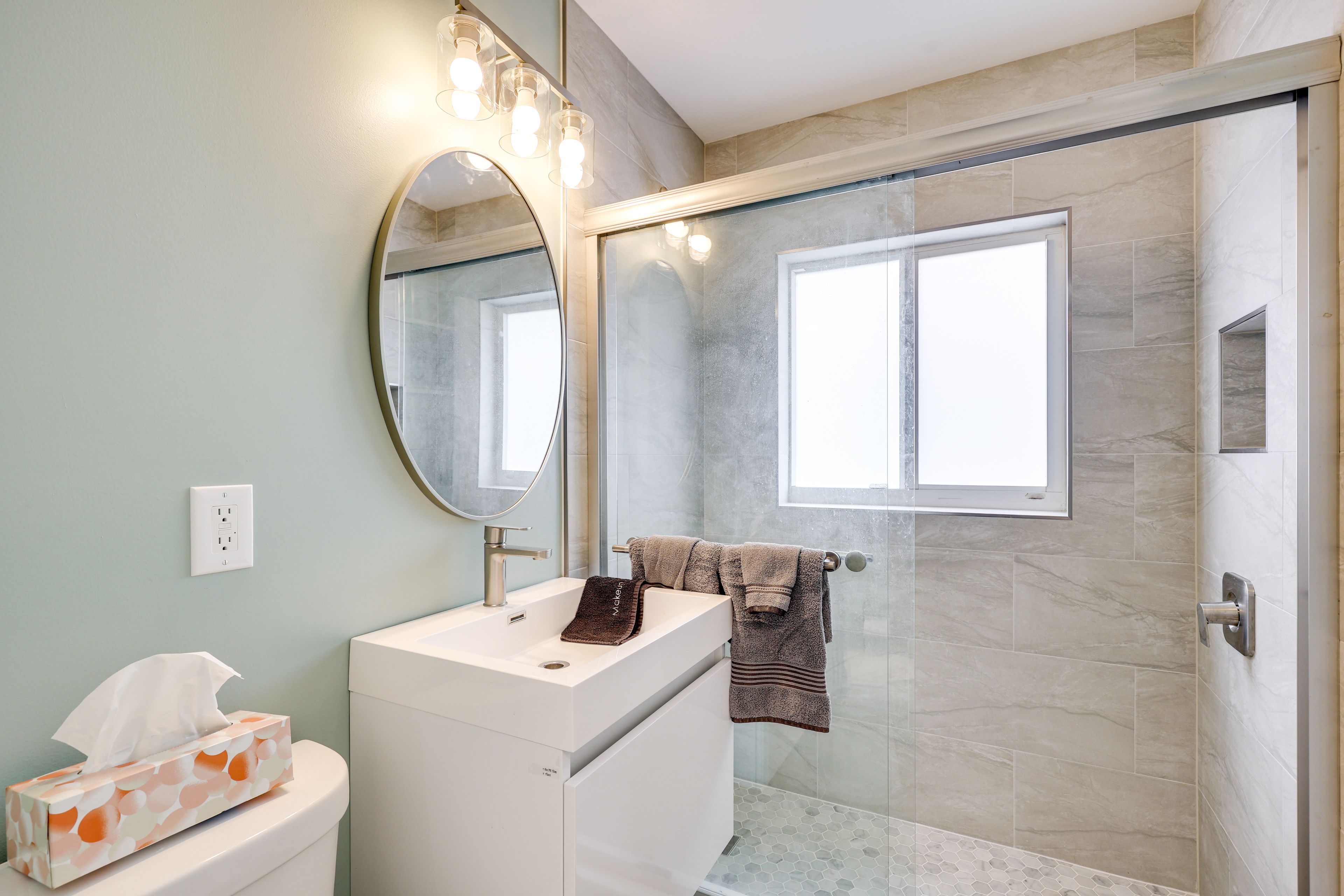 Full Bathroom | Towels Provided