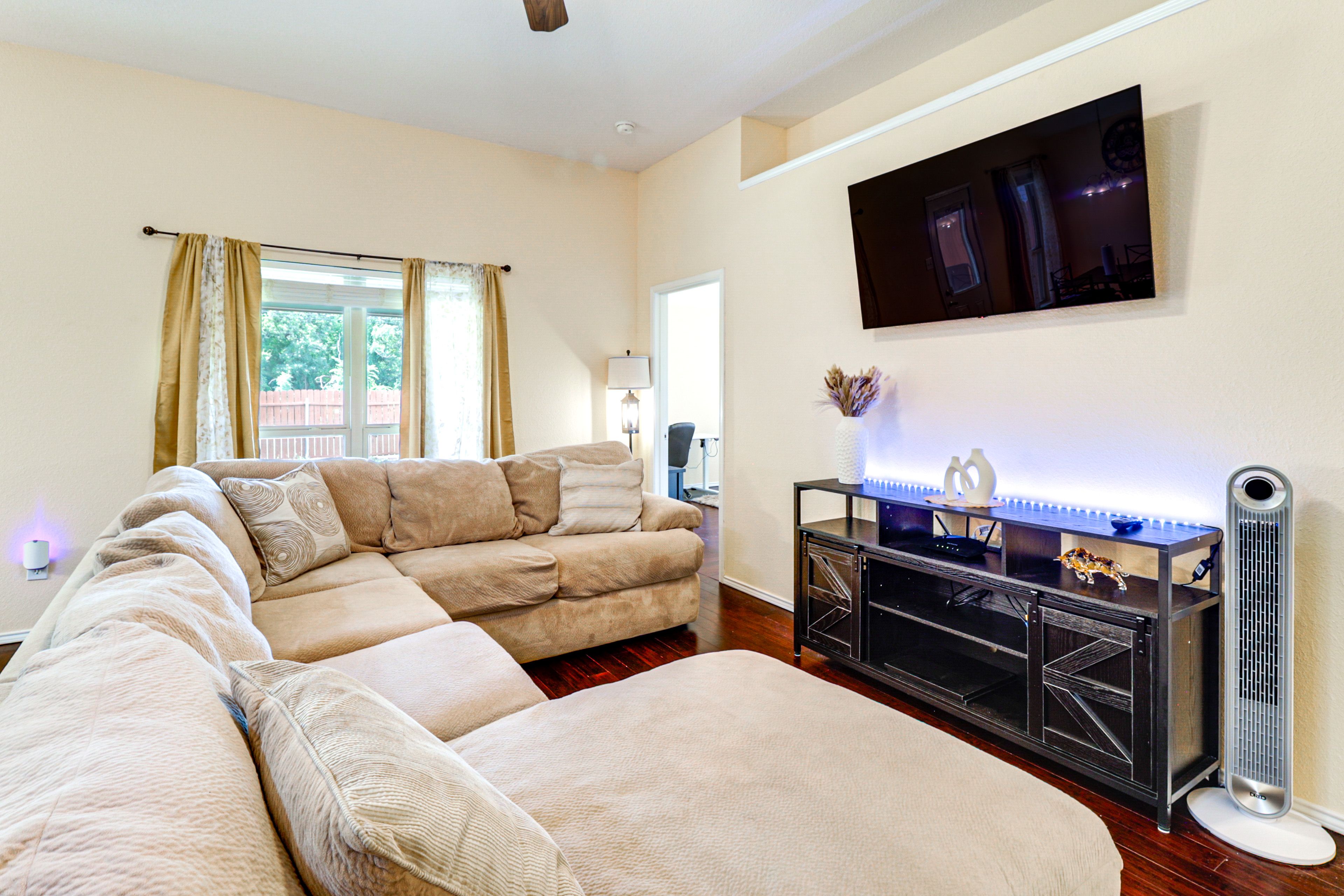Living Room | Smart TV | Central A/C | Single-Story Home