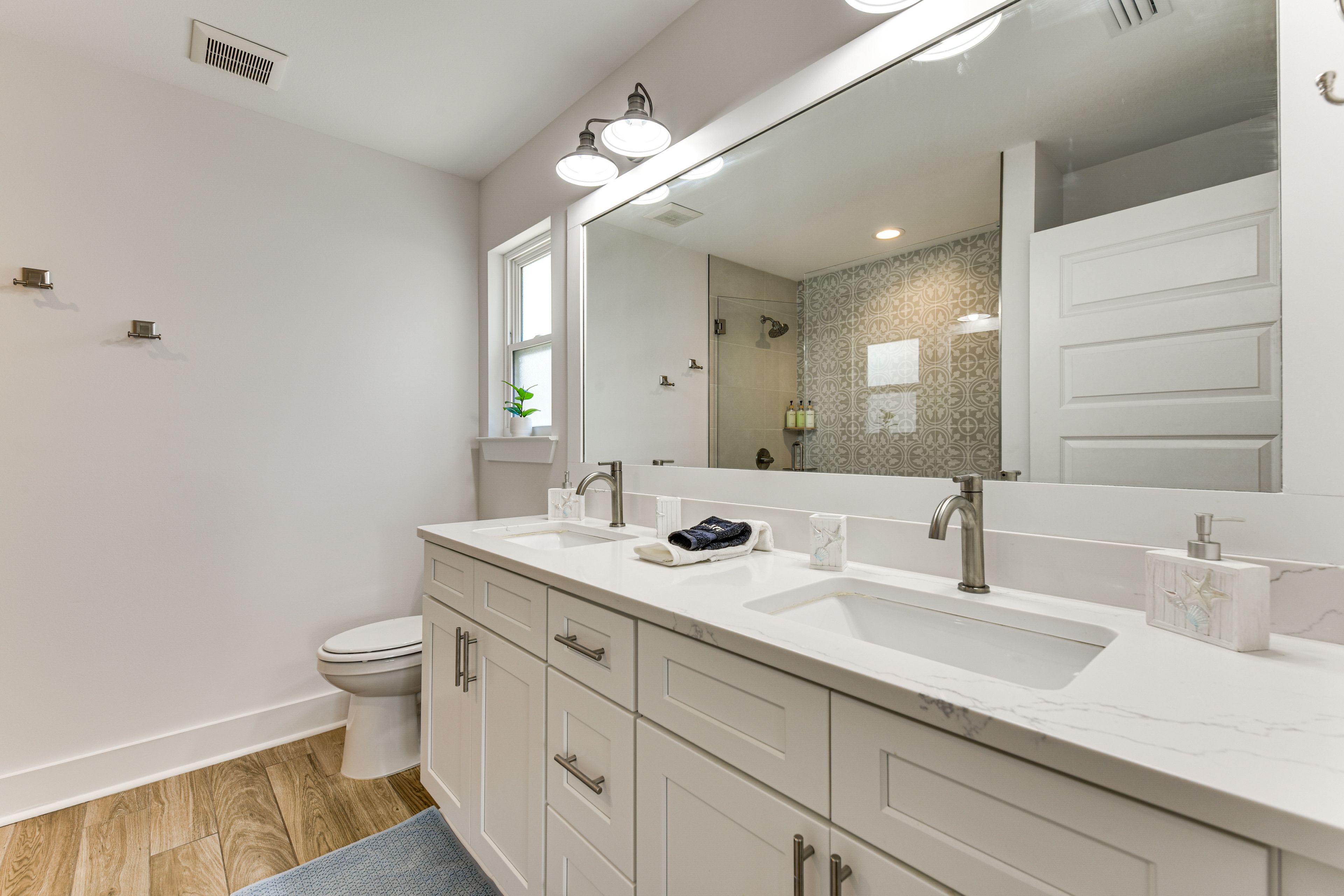 Full Bathroom | Towels Provided