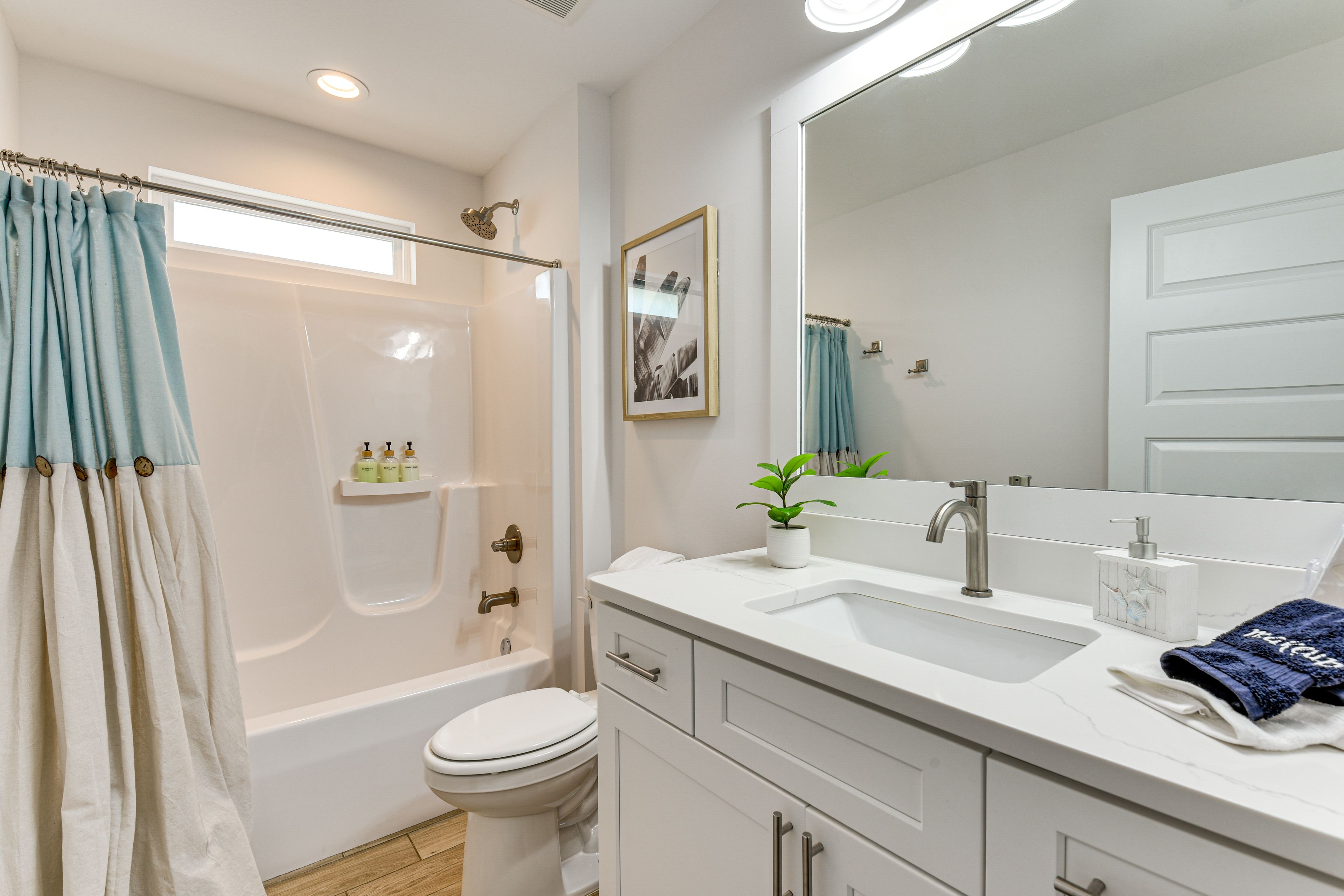 Full Bathroom | Complimentary Toiletries