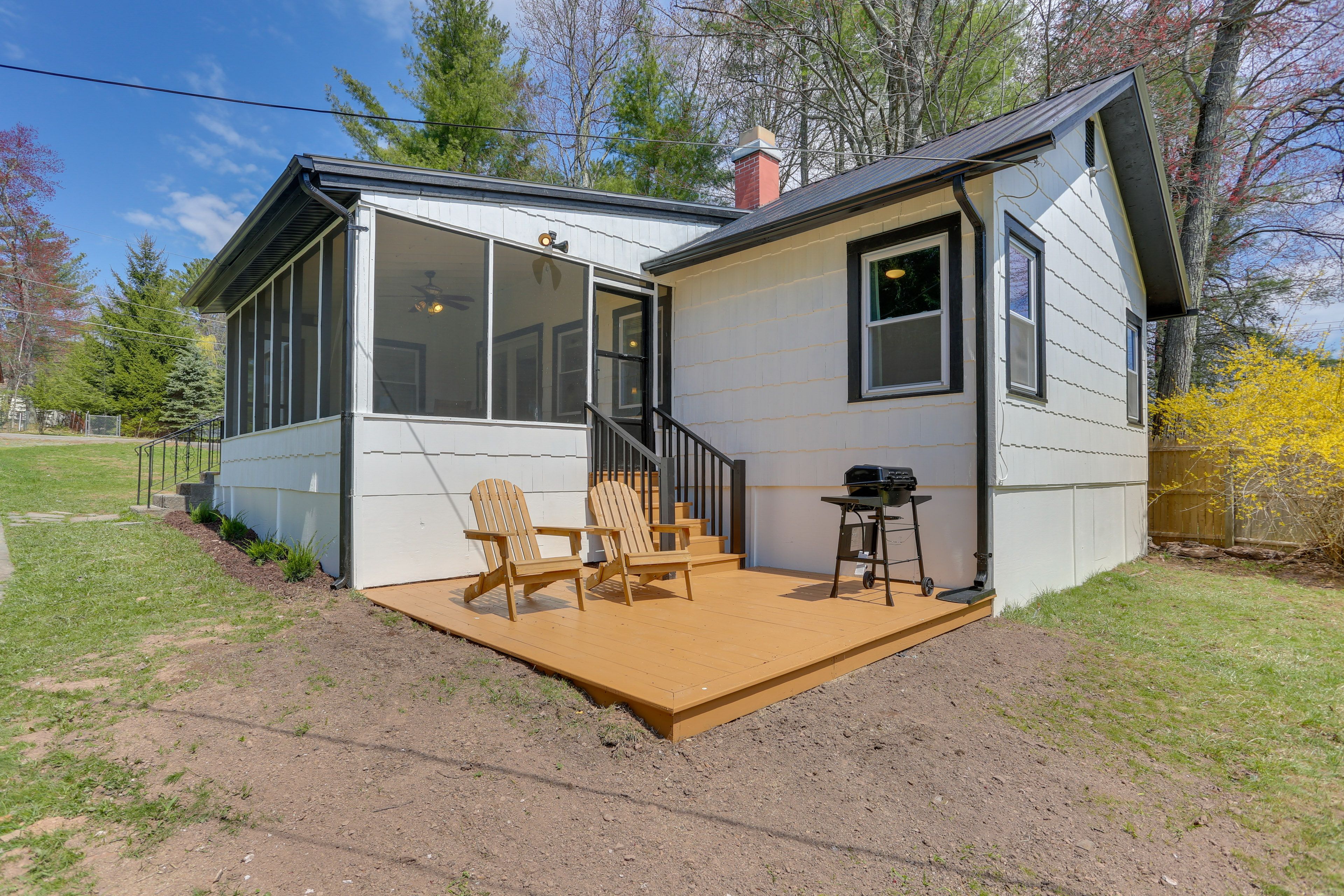 Deck | Gas Grill | Outdoor Seating | Yard Space