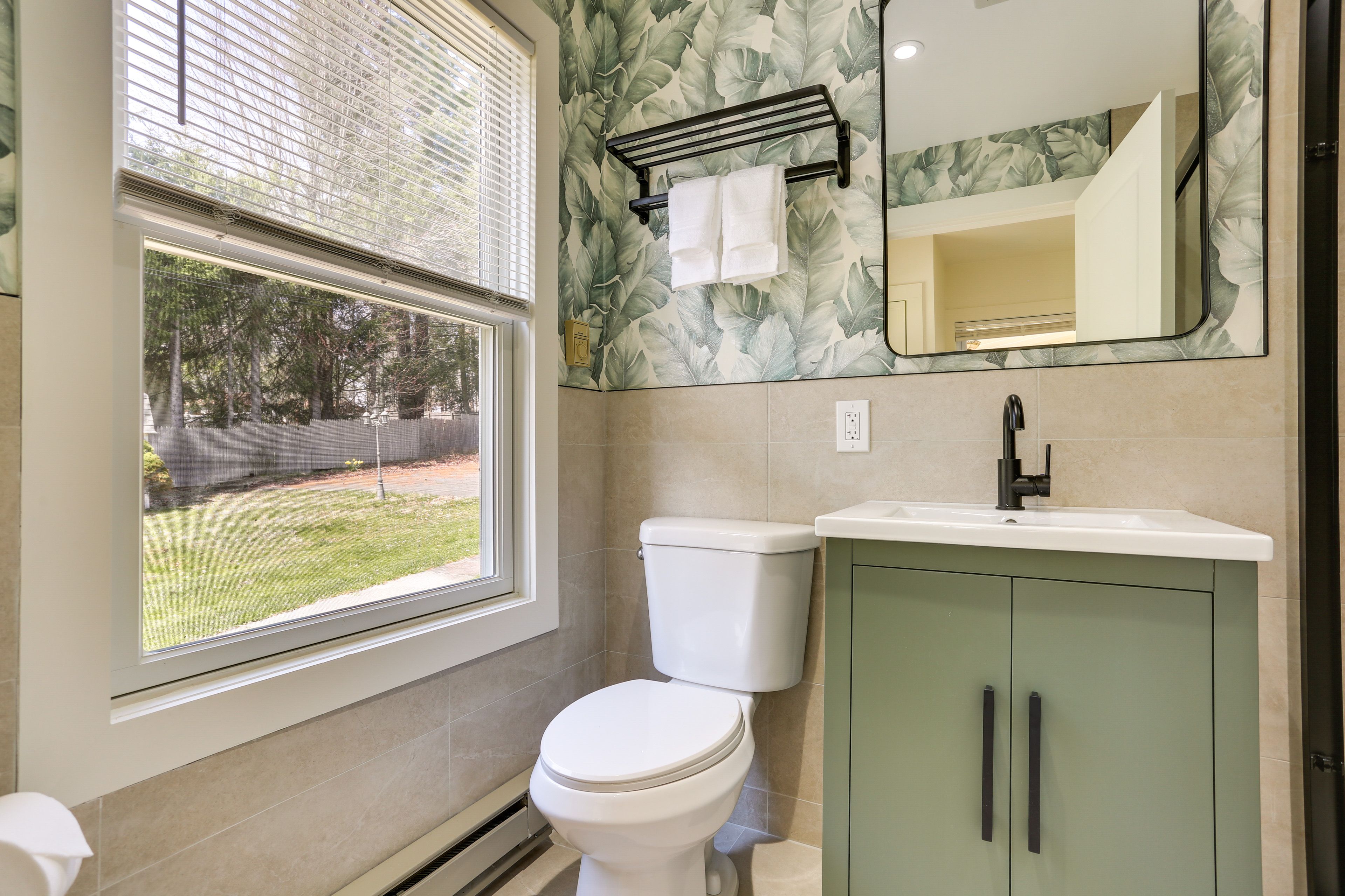 Full Bathroom | Towels Provided