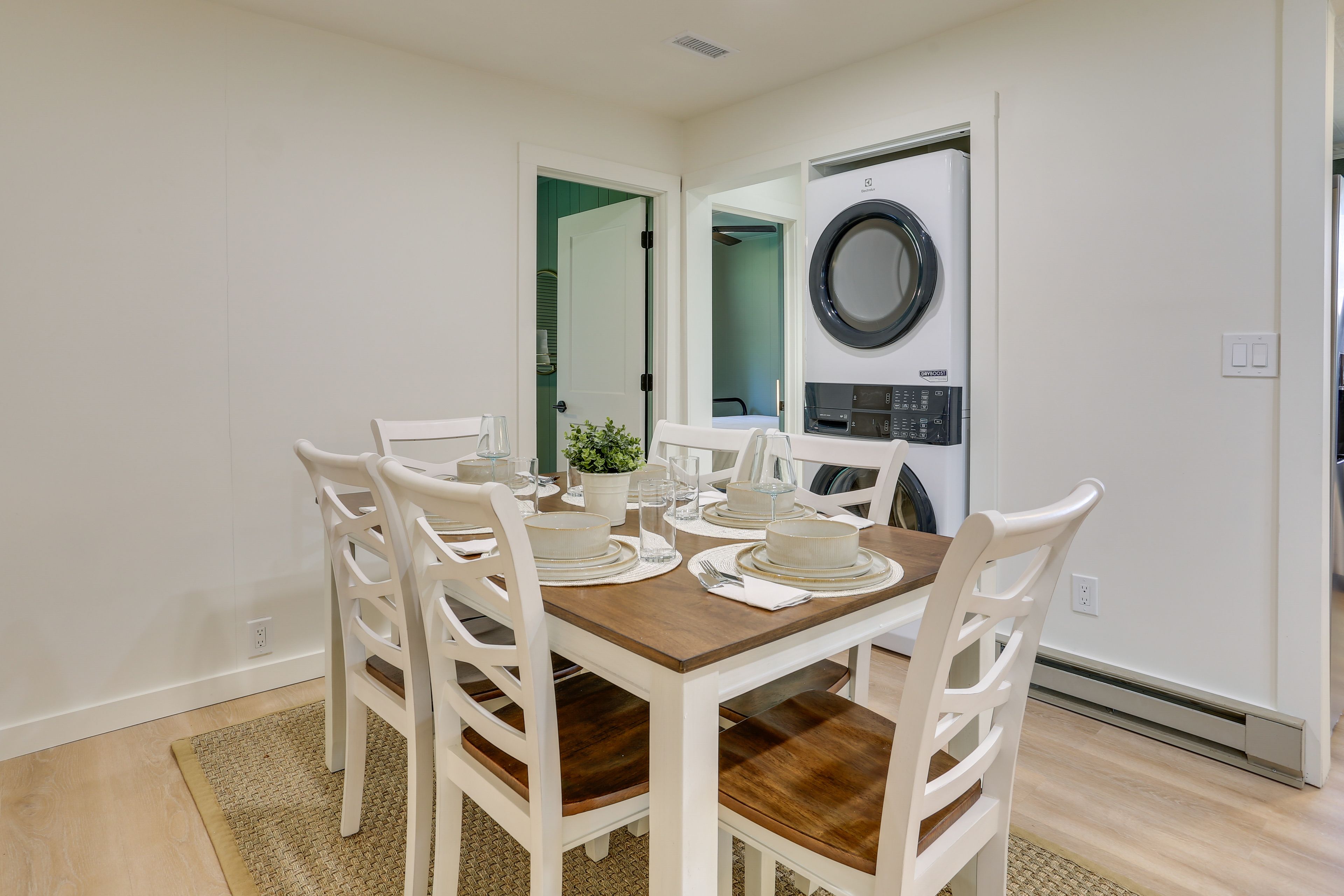 Dining Area | Dishware/Flatware | Washer/Dryer