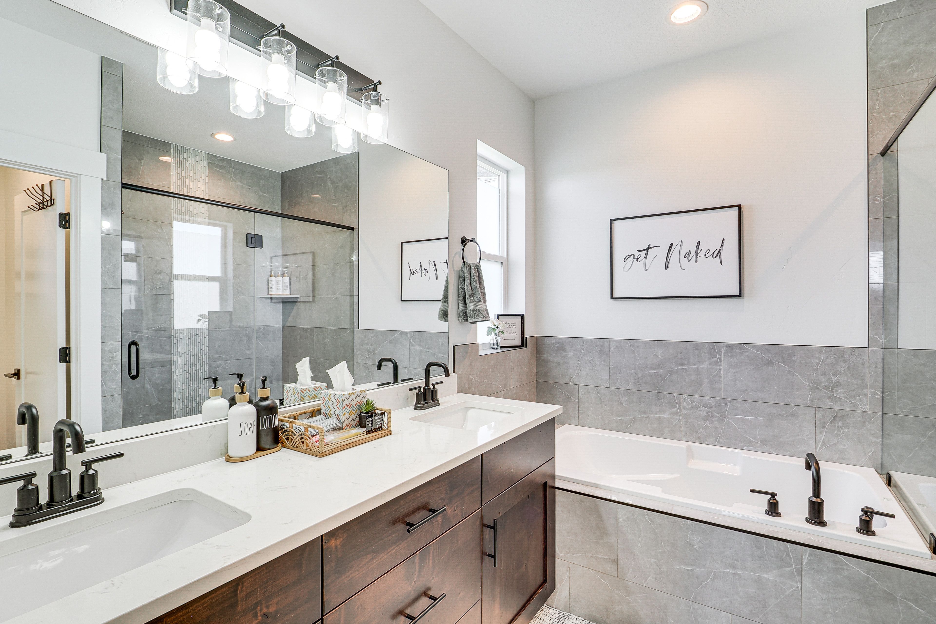 Full Bathroom | Separate Tub & Shower