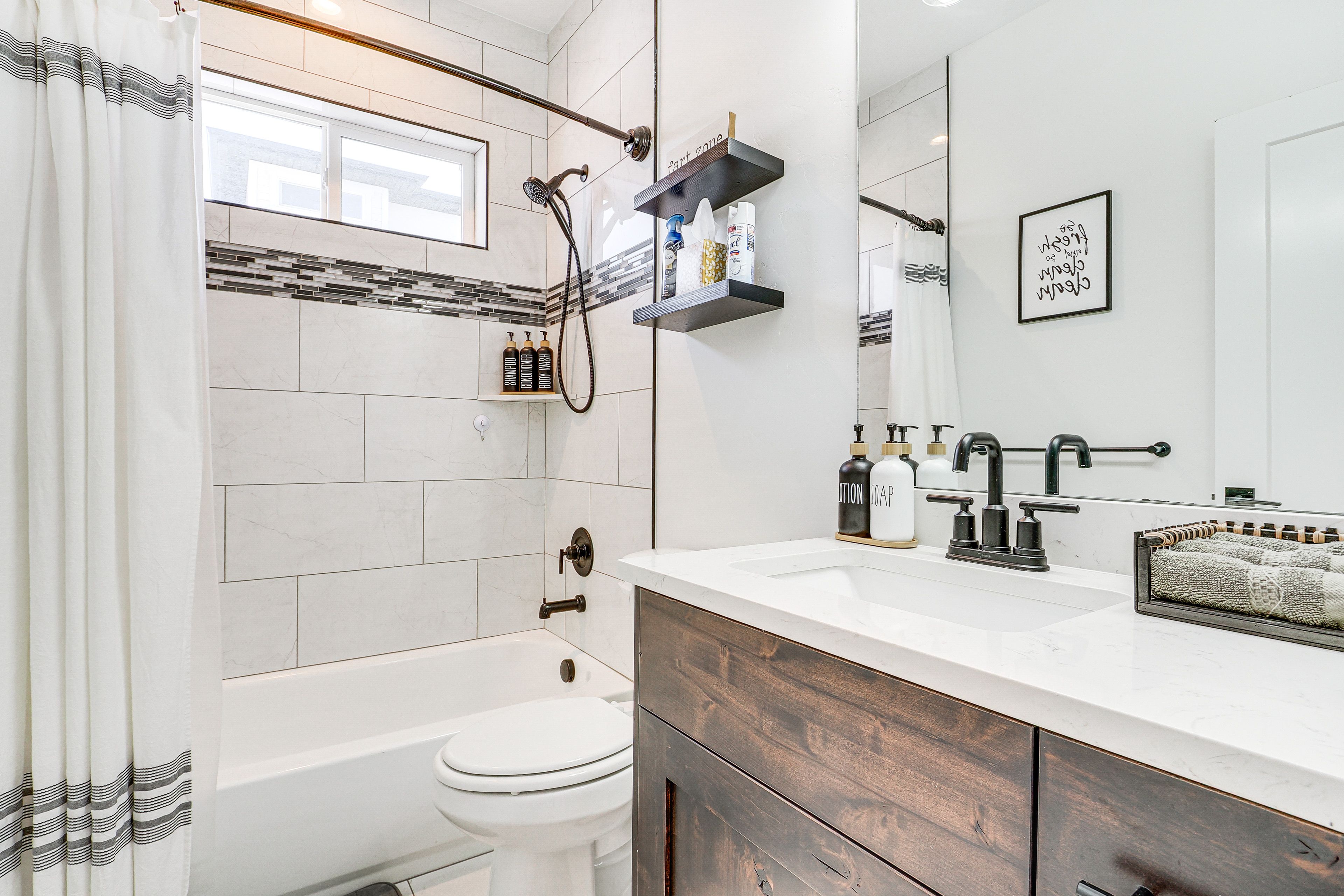 Full Bathroom | Towels Provided