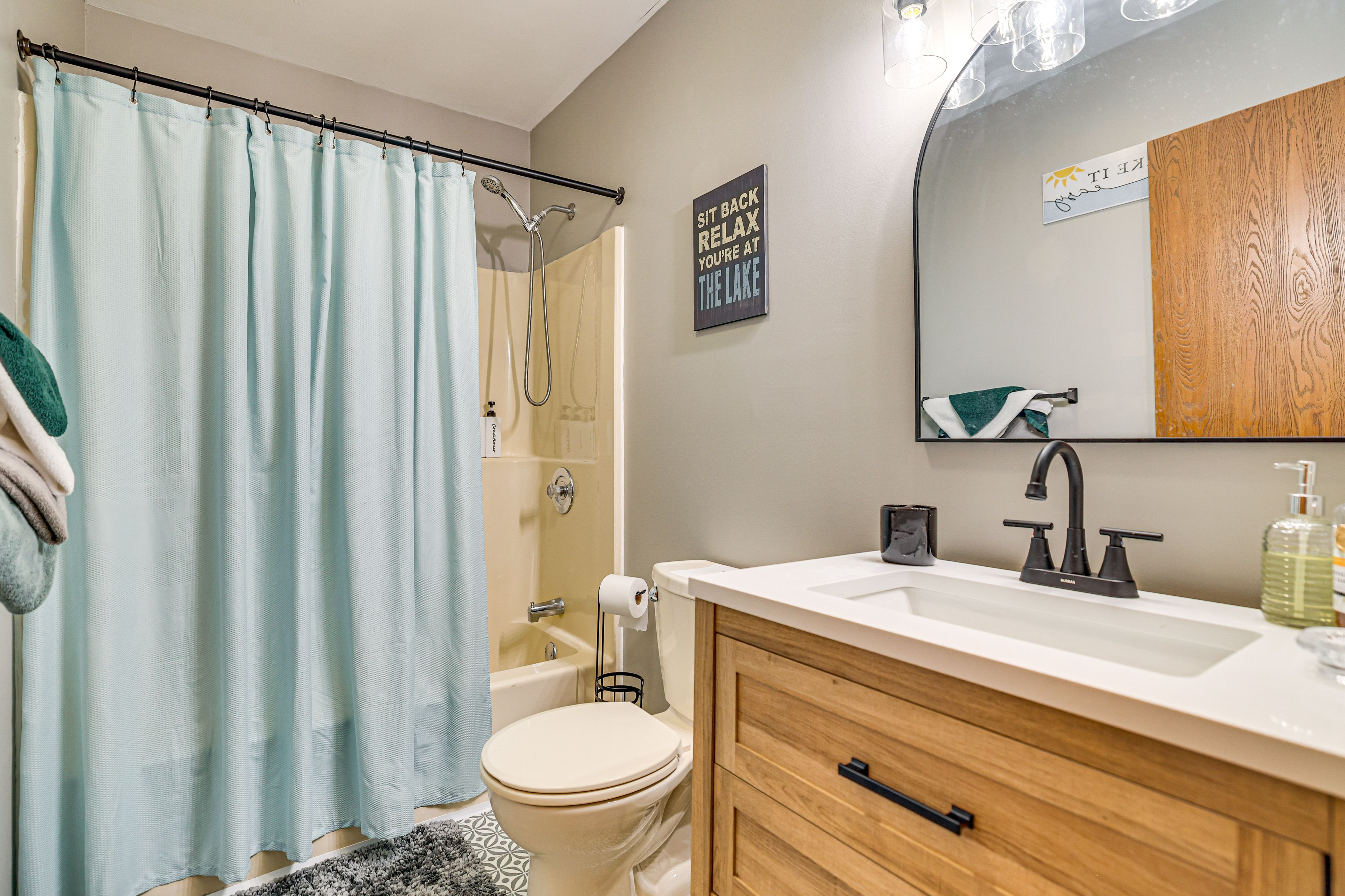 Full Bathroom | Towels & Linens Provided | 2nd Floor