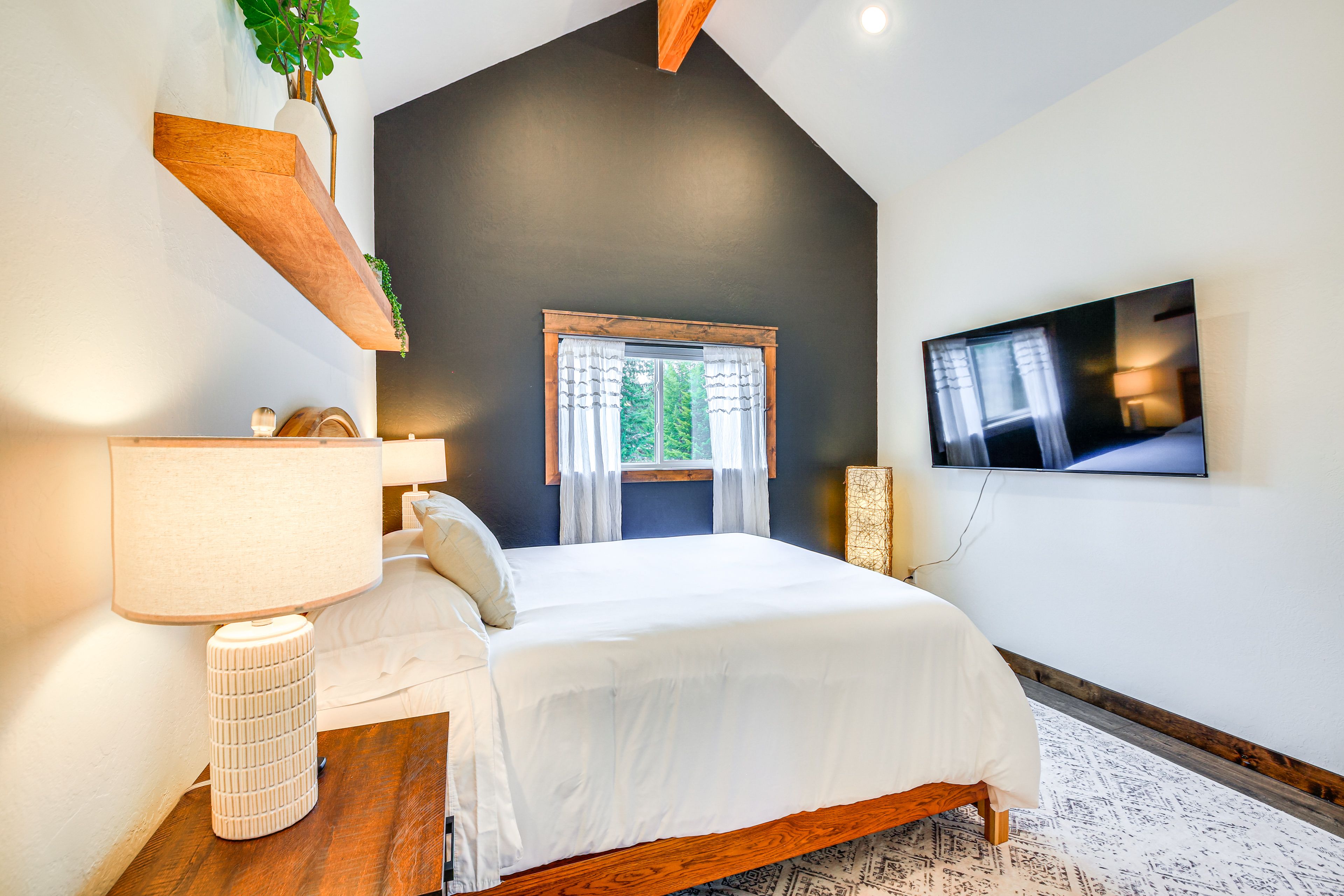 Bedroom 1 | 2nd Floor | Queen Bed