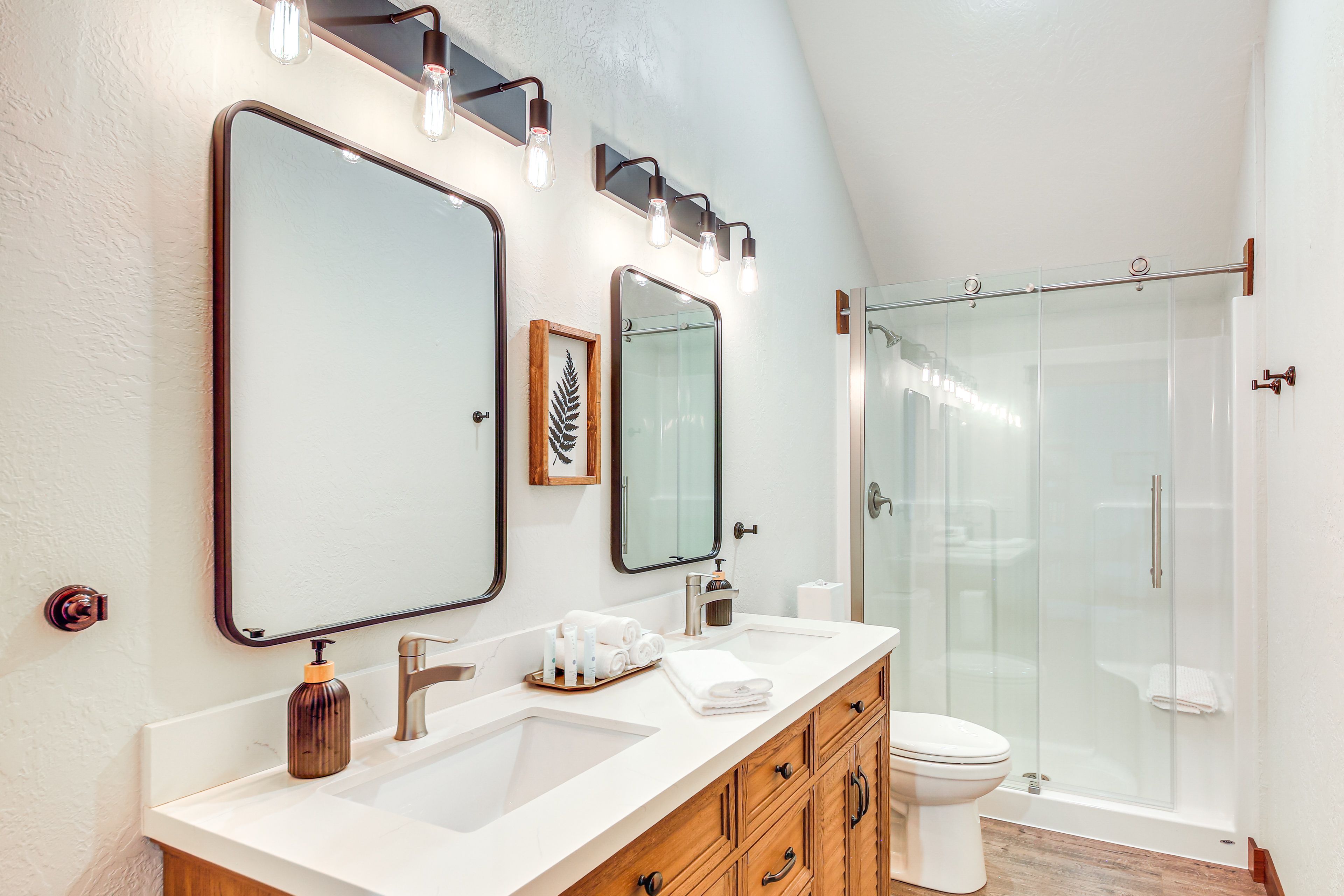 Full Bathroom | 2nd Floor | Towels Provided | Complimentary Toiletries