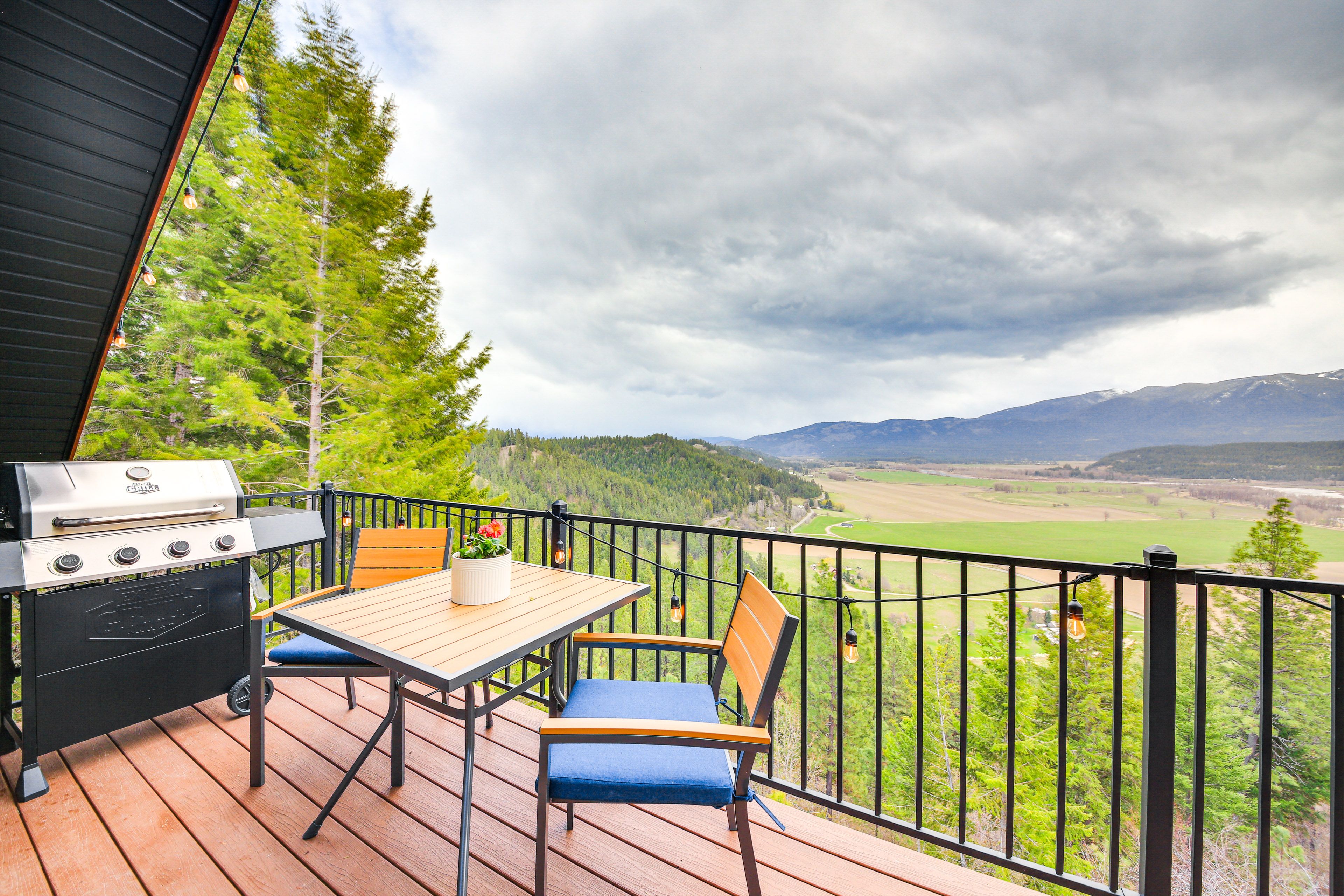 Bonners Ferry Vacation Rental | 2BR | 1BA | 1,200 Sq Ft | Stairs Required
