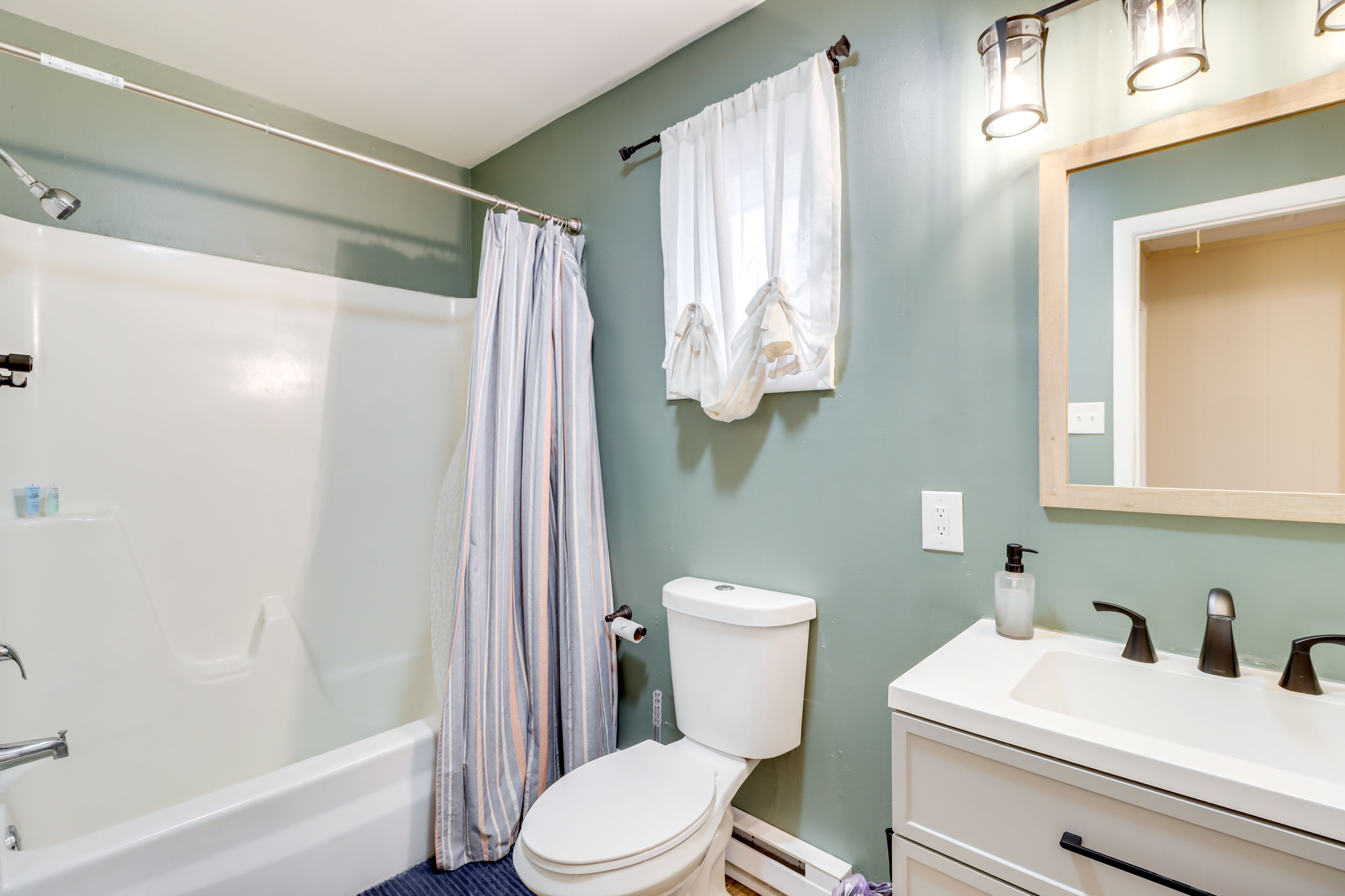 Full Bathroom | 2nd Floor | Towels Provided