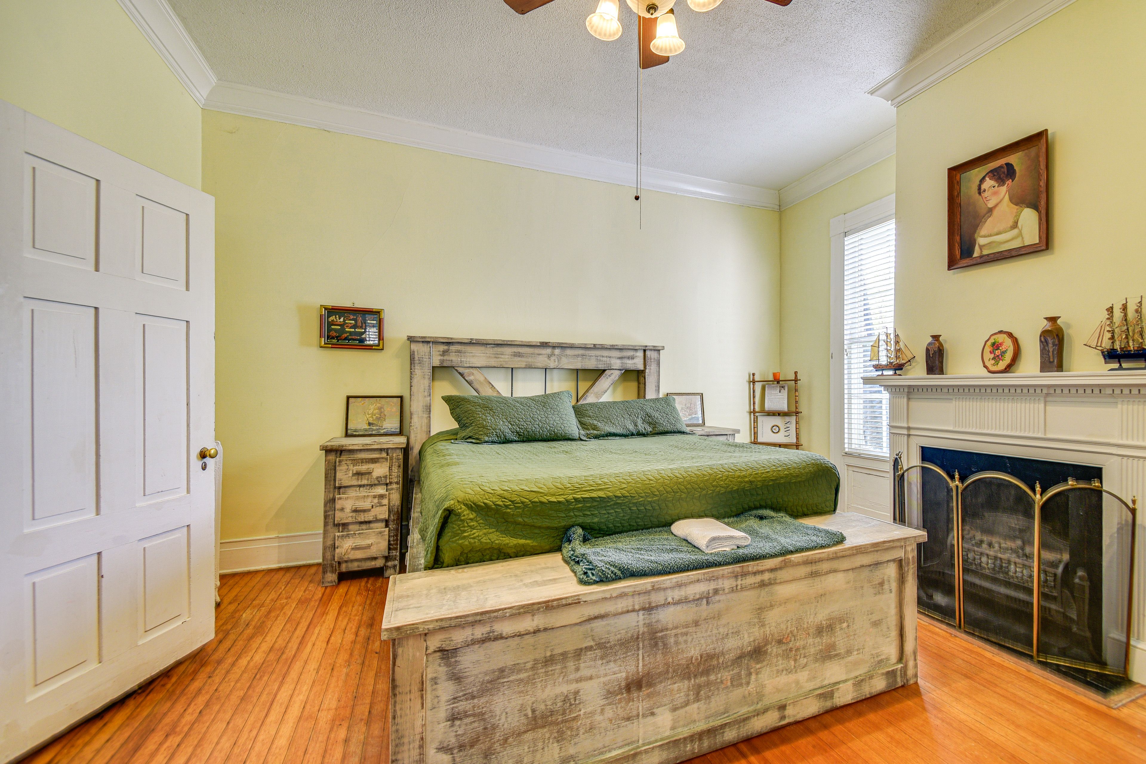 Bedroom 1 | King Bed | 1st Floor