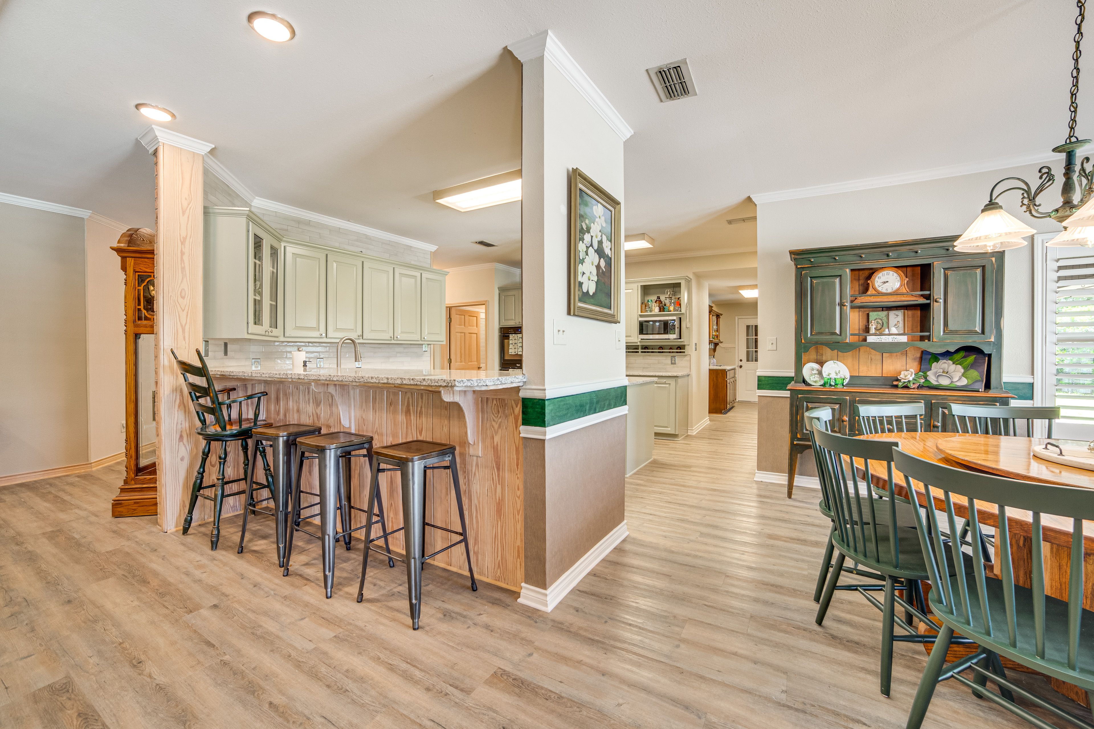 Breakfast Bar w/ Seating | 1st Floor