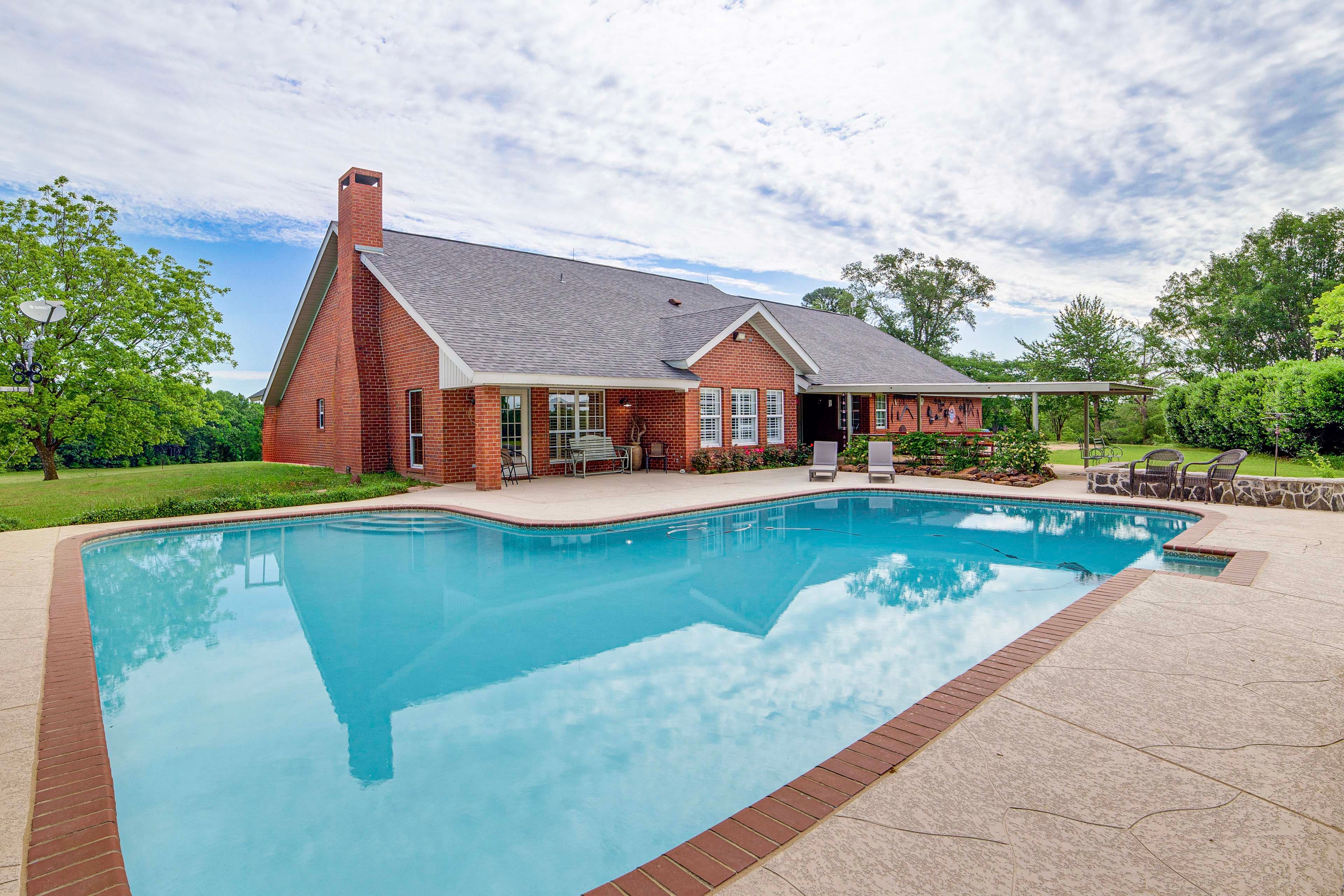 Winnsboro Vacation Rental | 4BR | 2.5BA | Half Step Required | 3,200 Sq Ft
