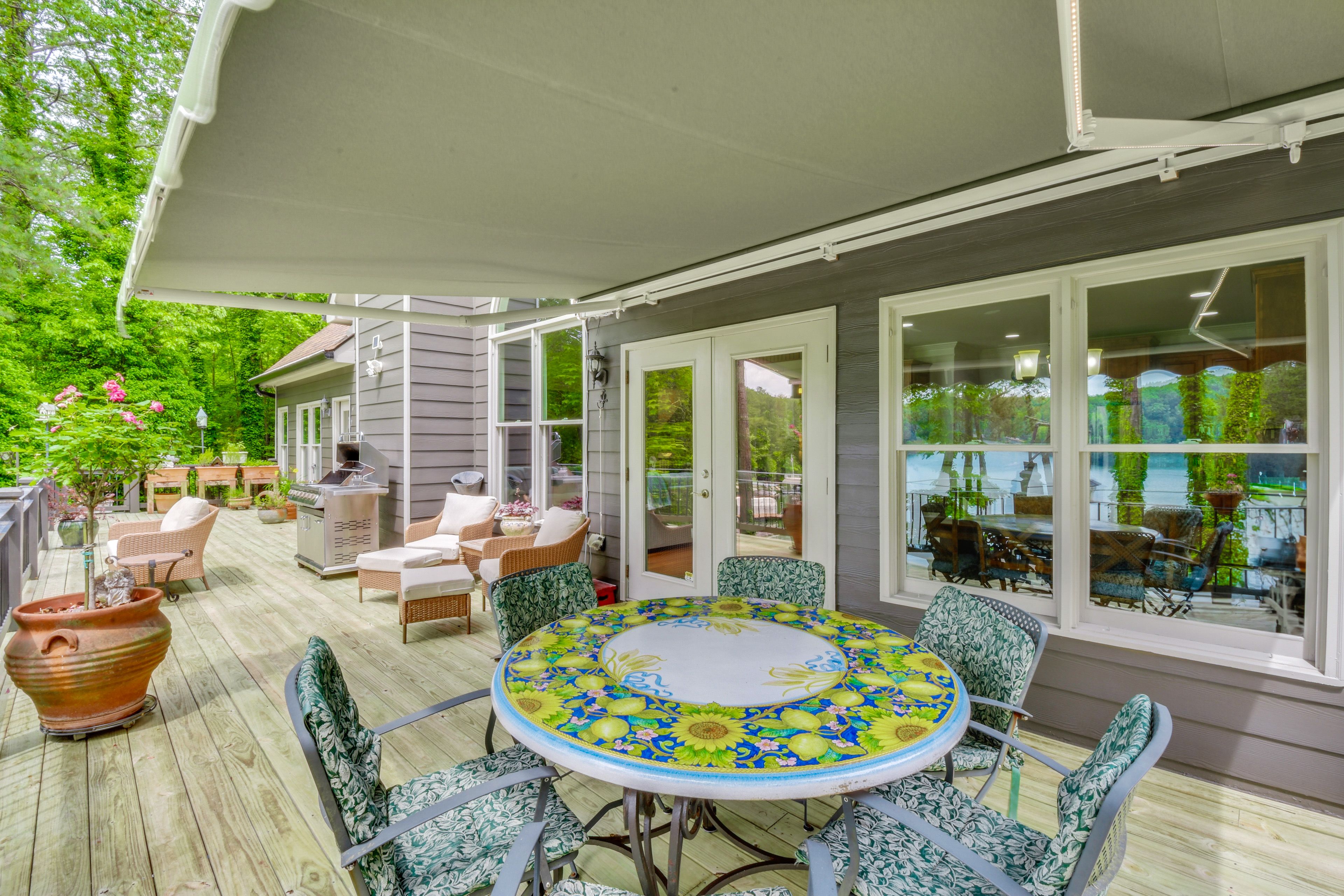 Upper Deck | Gas Grill | Lakefront View