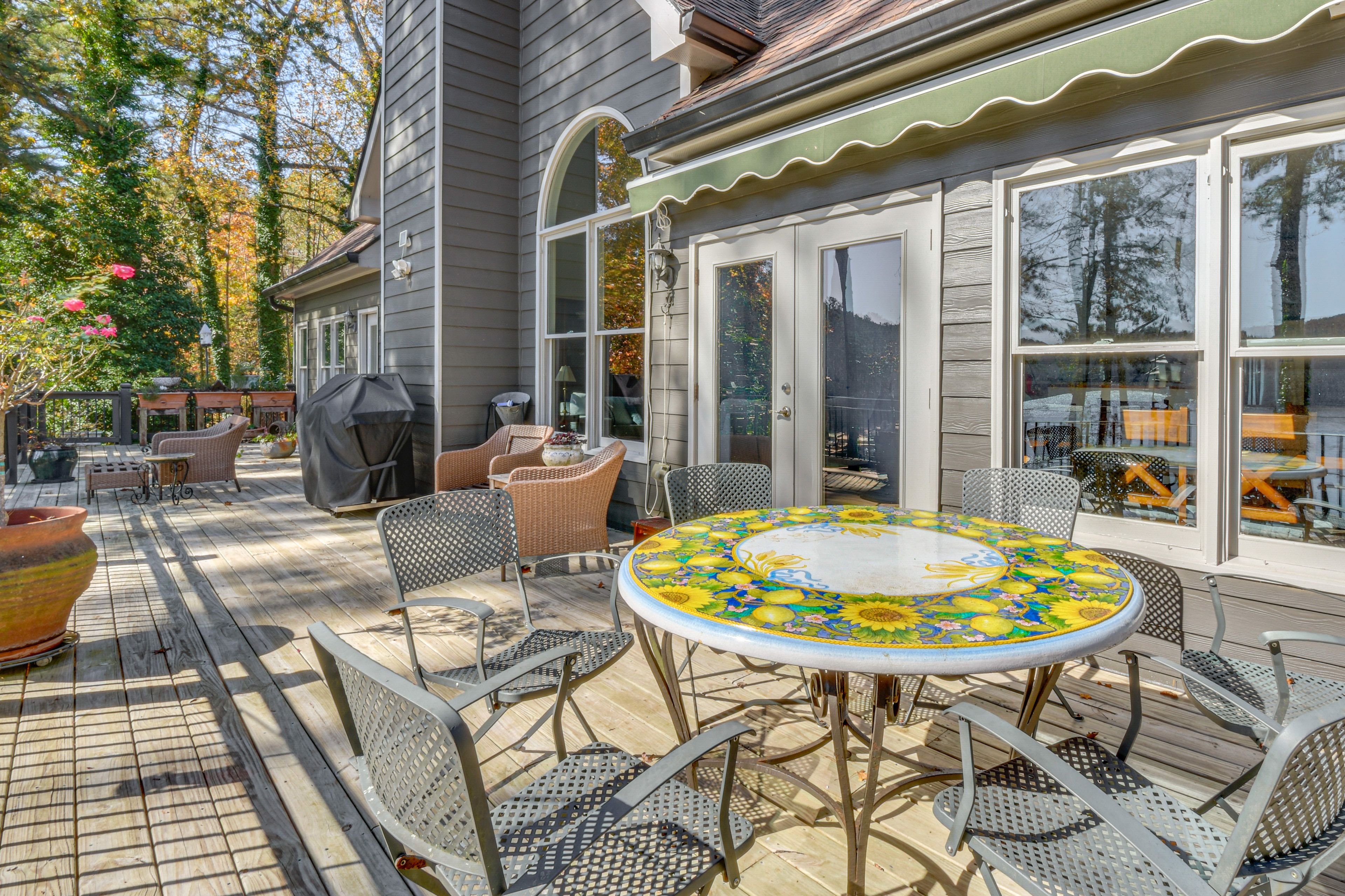 Upper Deck | Gas Grill | Lakefront View