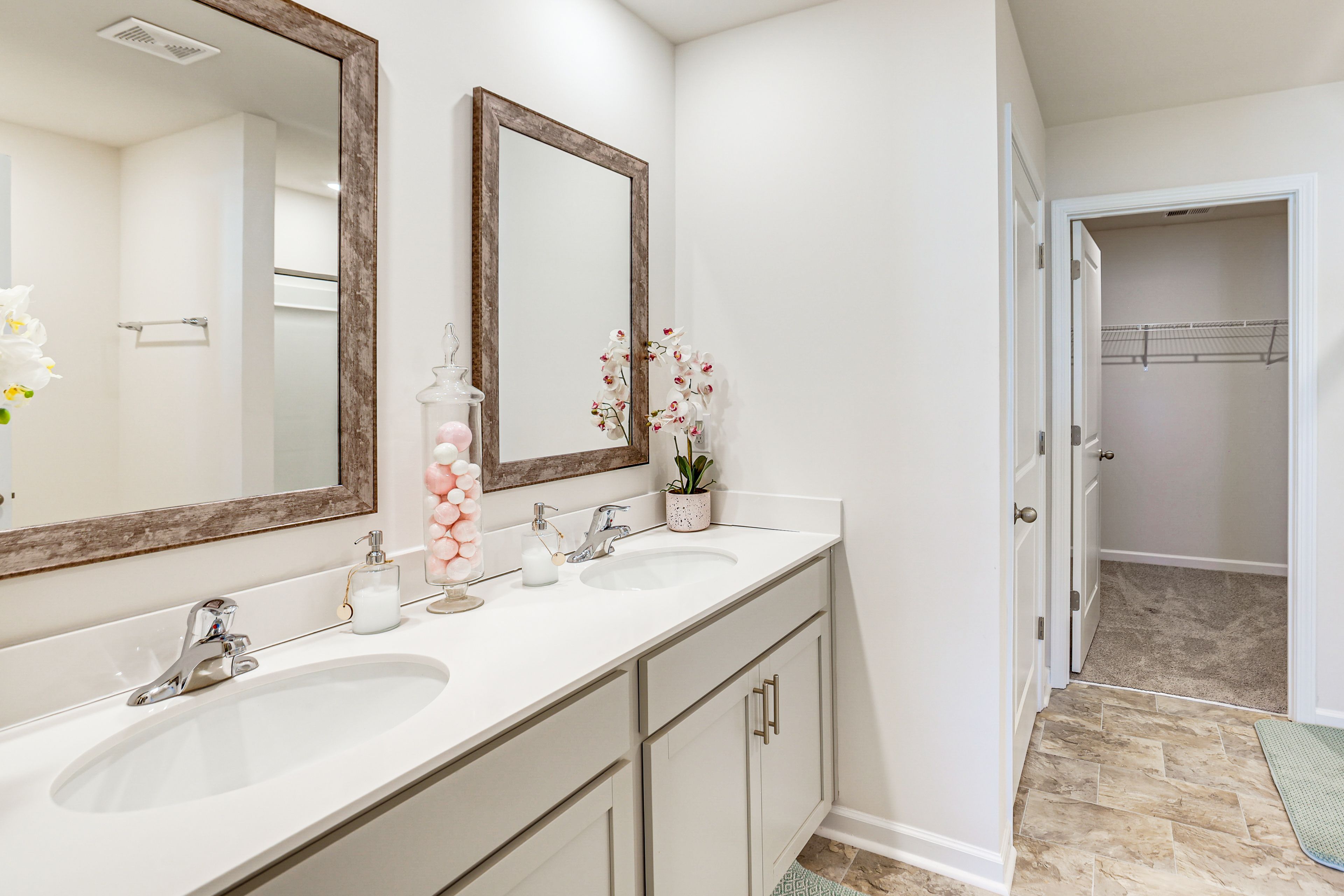 Full Bathroom | Towels Provided | 2nd Floor