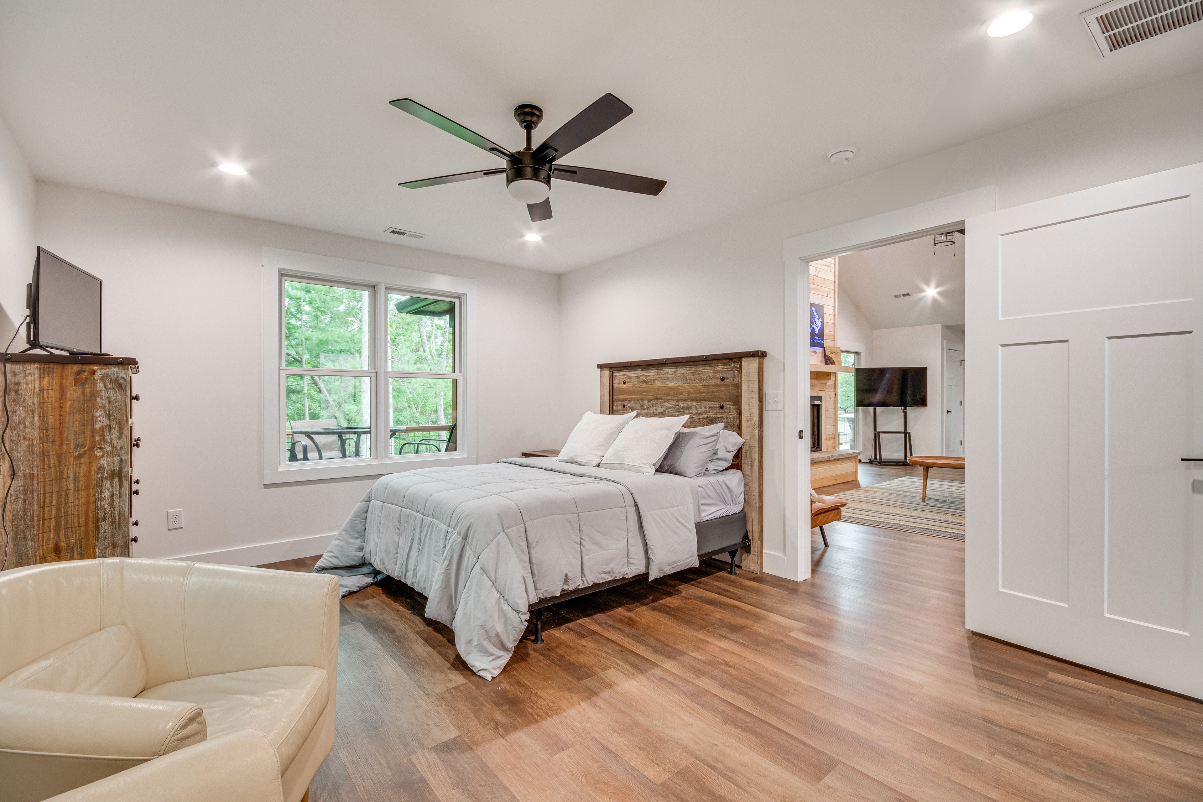 Bedroom 2 | Queen Bed | Main Floor