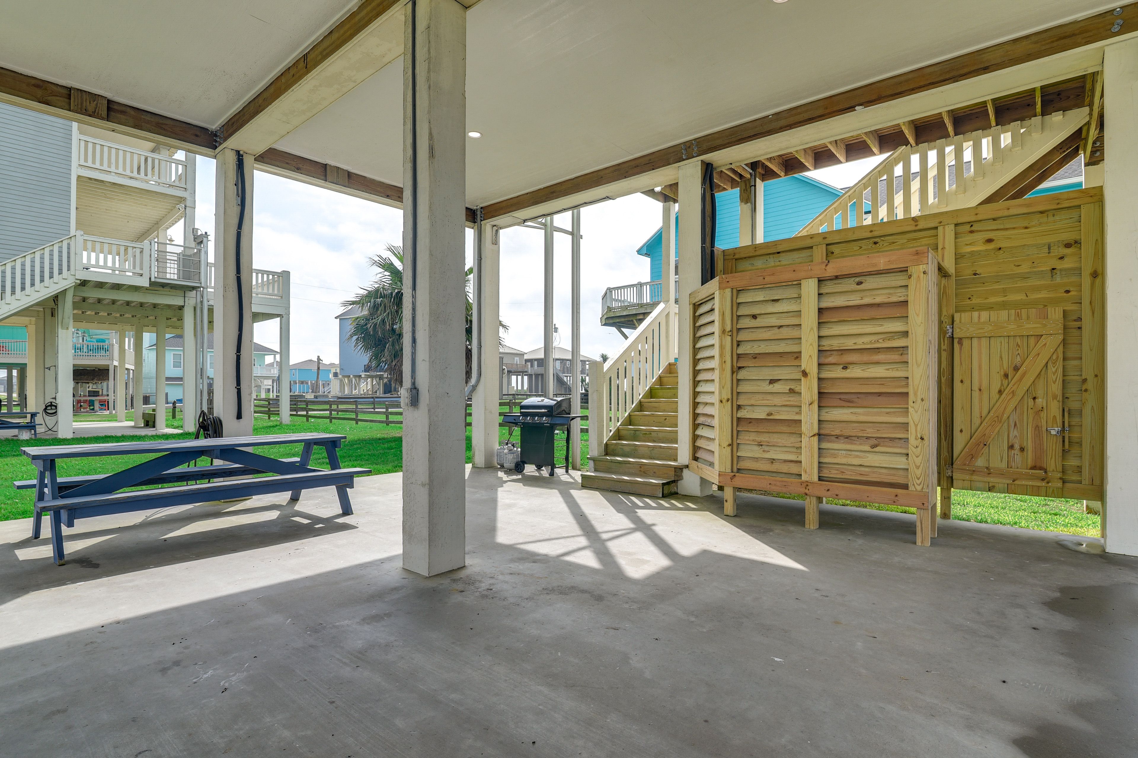 Patio | Gas Grill | Outdoor Shower