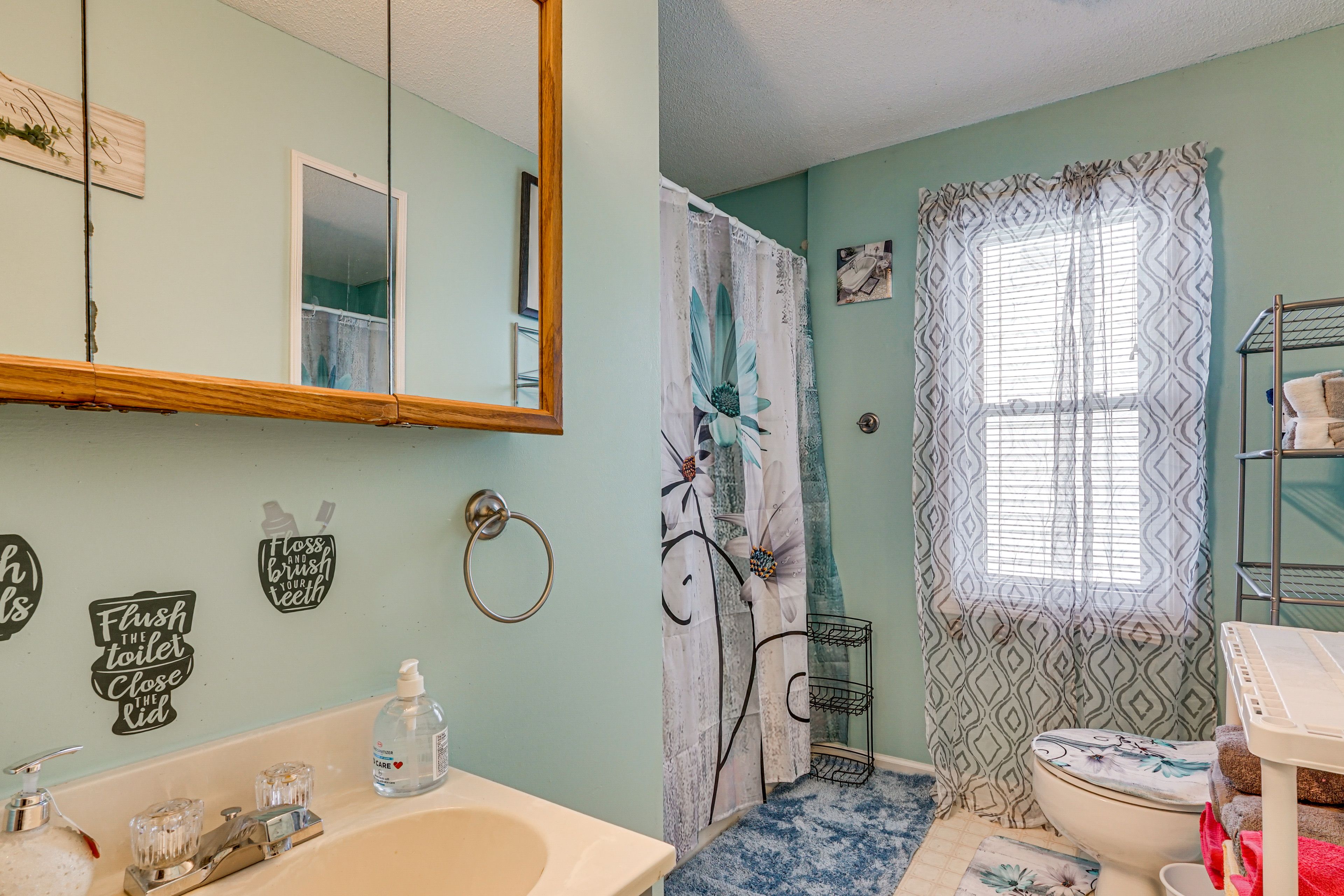 Full Bathroom | Towels Provided