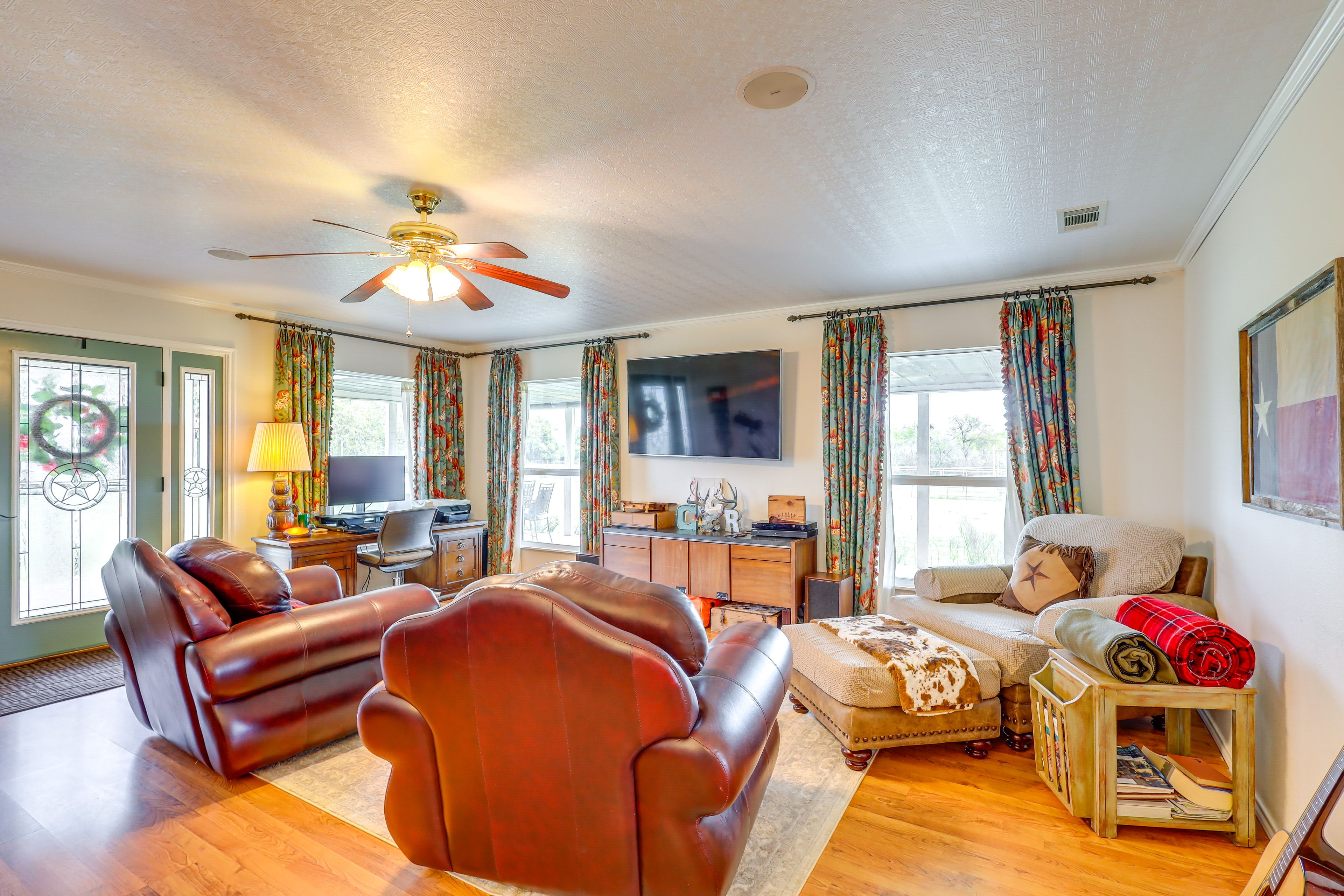 Den | Smart TV | Free WiFi | Central A/C & Heating