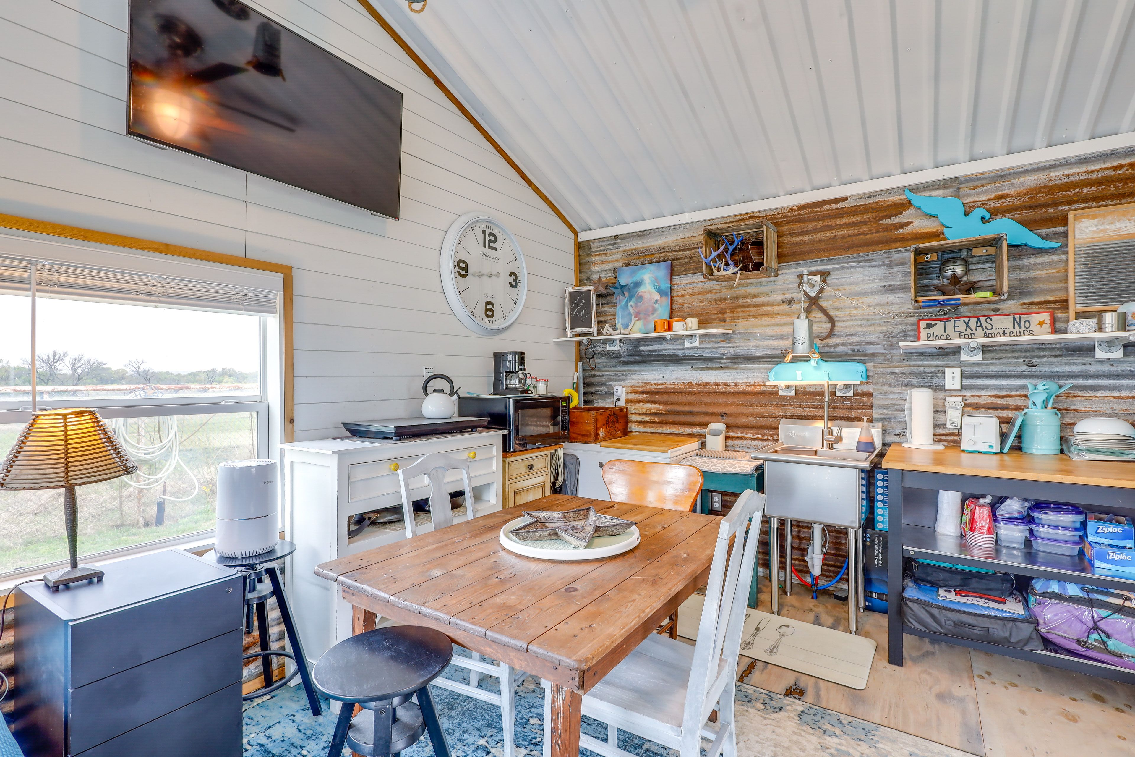 Dining Area & Kitchenette | Drip Coffee Pot | Hot Plate | Toaster