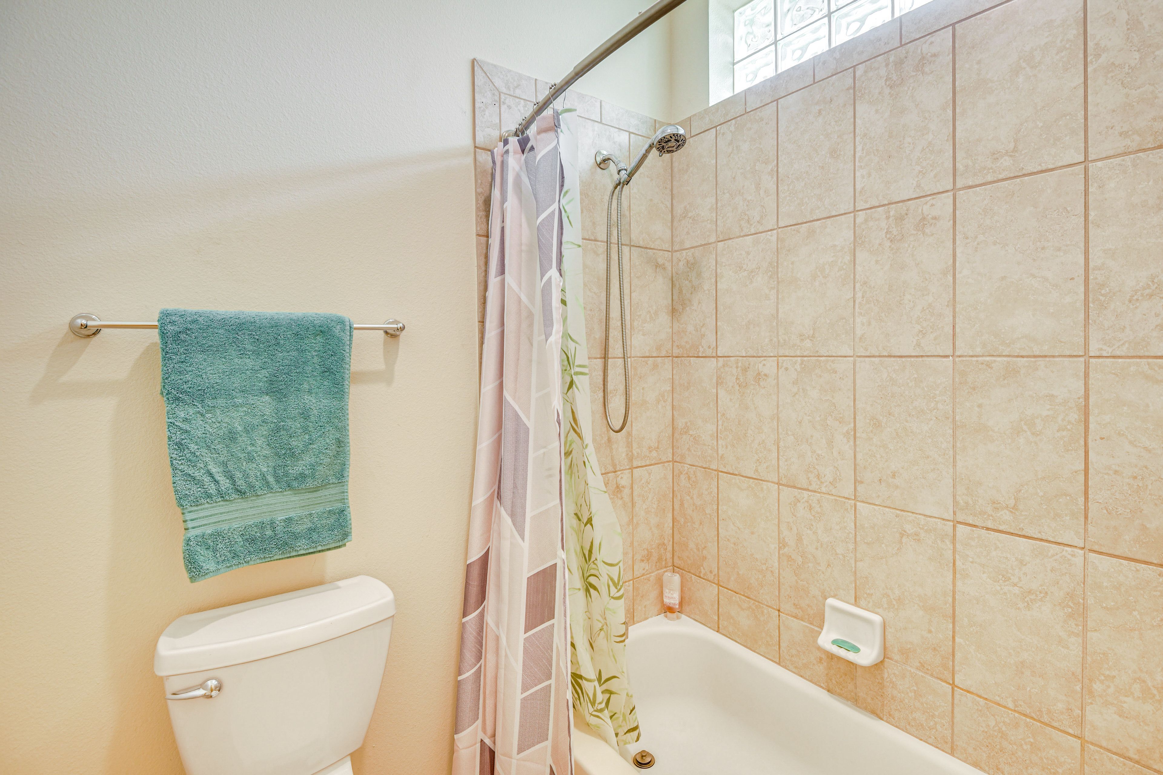 Full Bathroom | Towels Provided