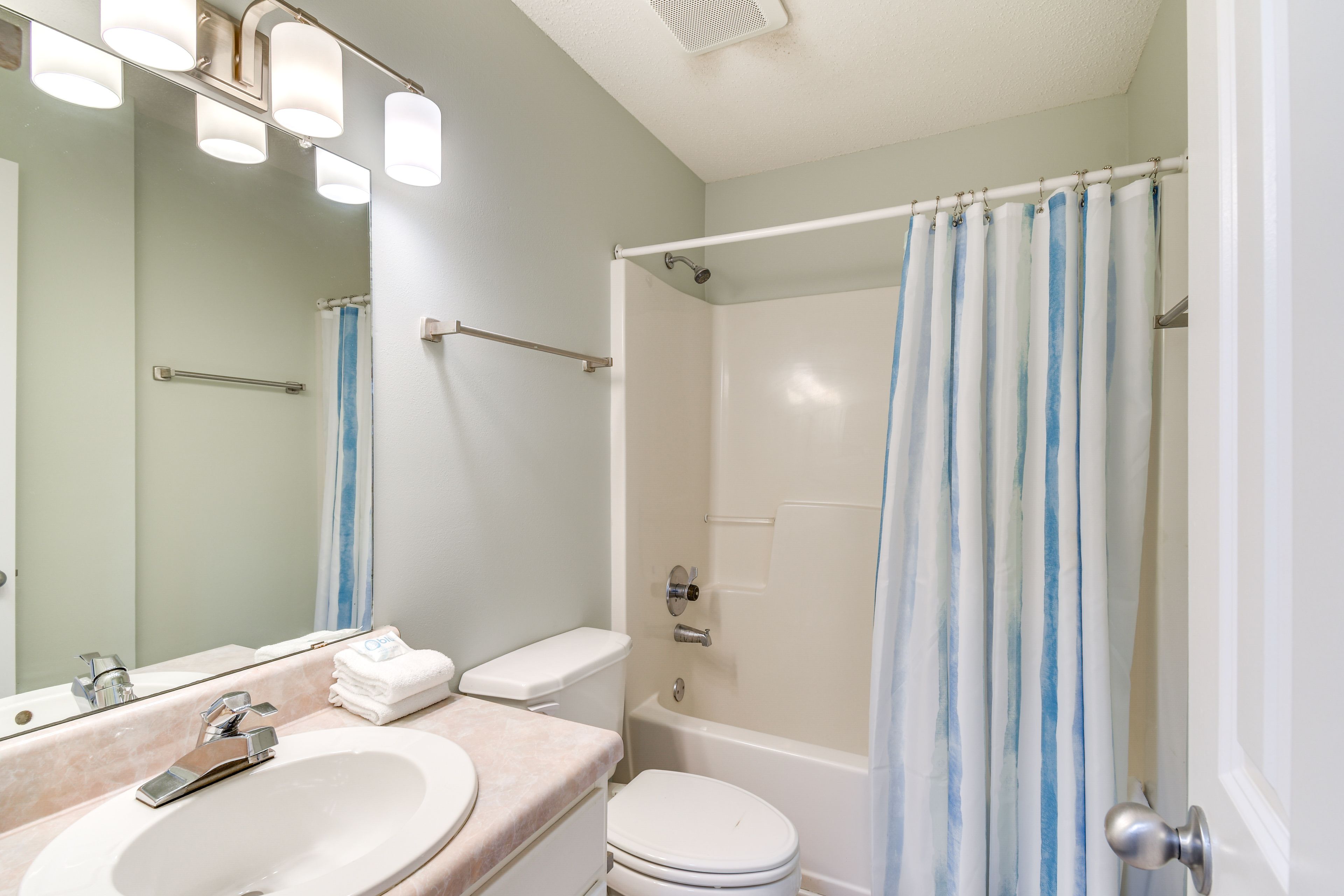 Full Bathroom | Towels Provided