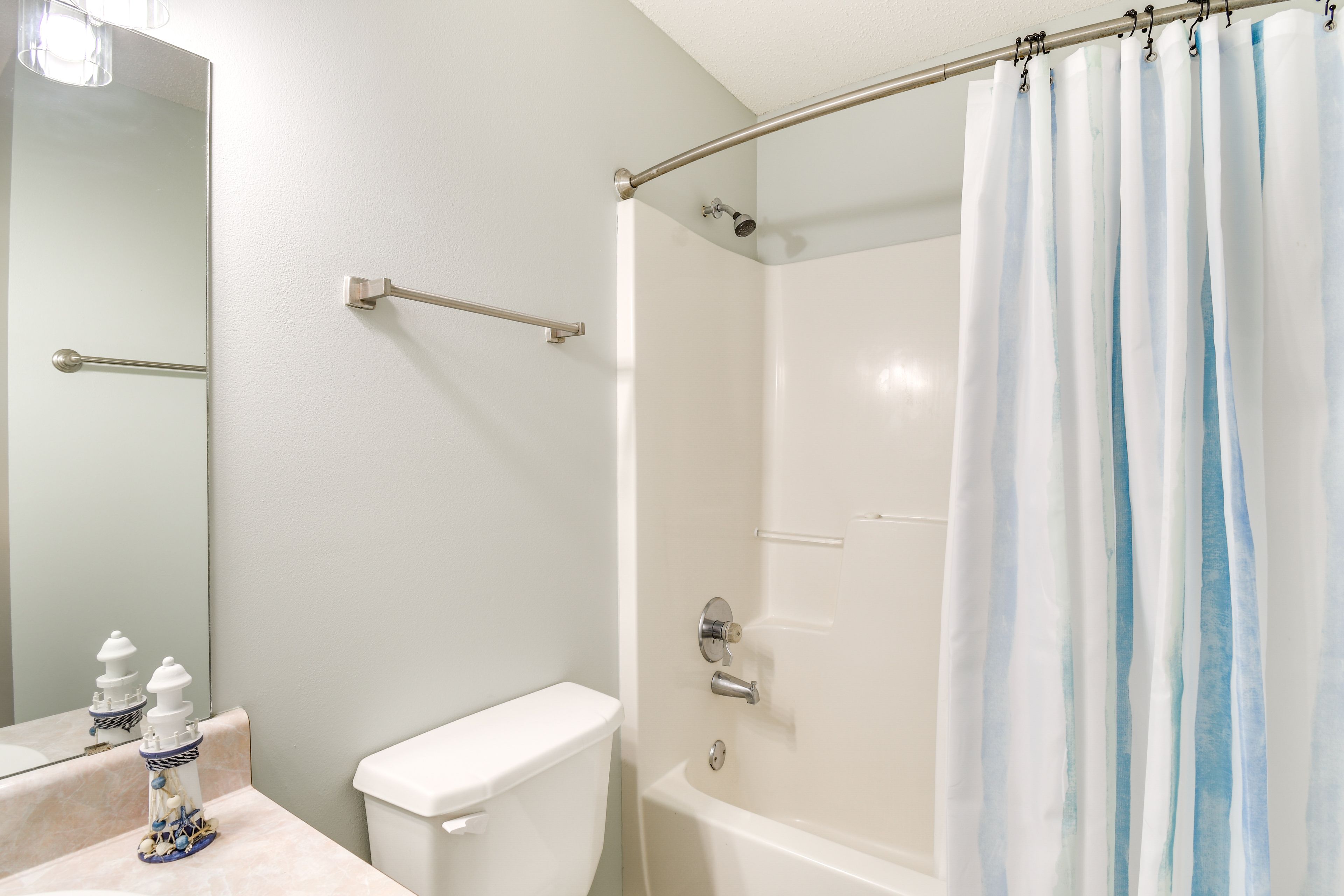 Full Bathroom | Towels Provided